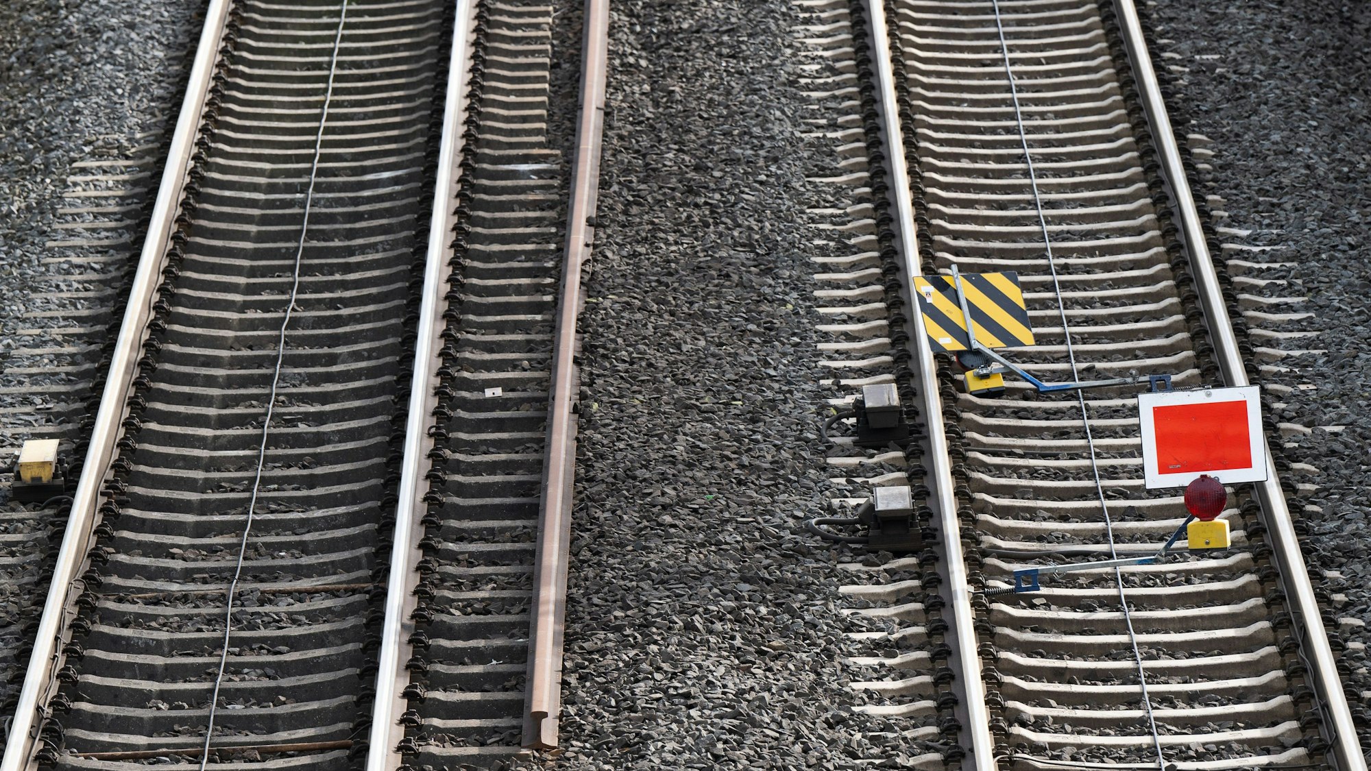 Ein rotes Schild sperrt ein Gleis der Riedbahn genannten Bahnstrecke Mannheim-Frankfurt am Bahnhof Lampertheim.