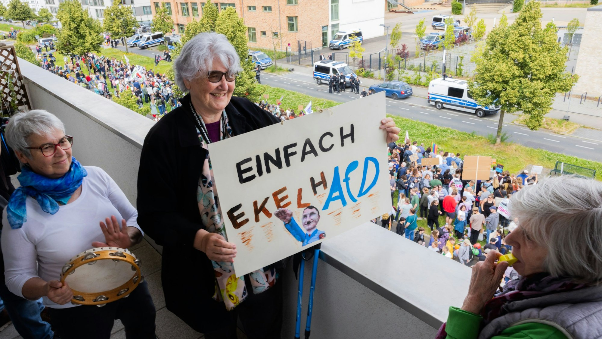 Anti-AfD-Demo vor Widdersdorfer Gymnasium.