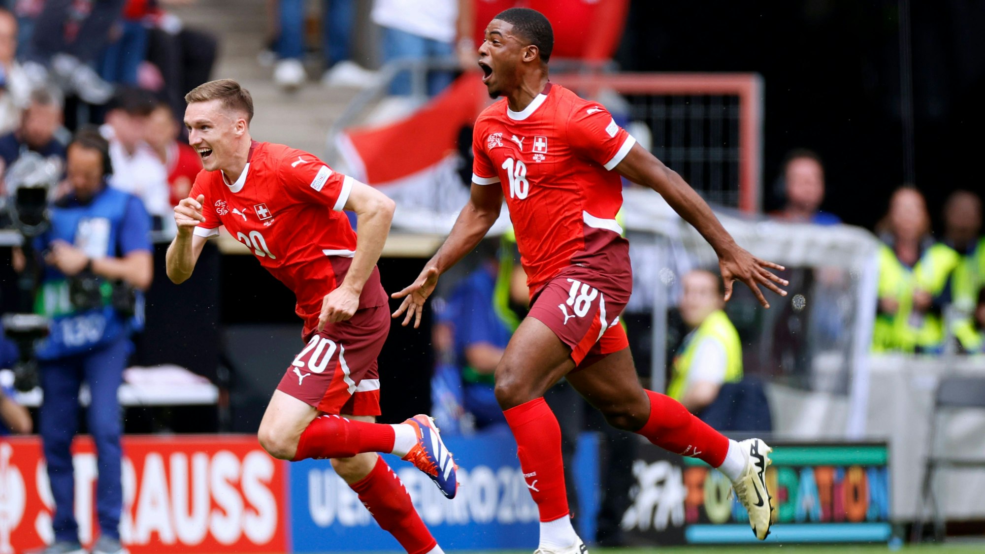 Kwadwo Duah (r.) und Michel Aebischer jubeln nach dem Tor zum 1:0 gegen Ungarn.