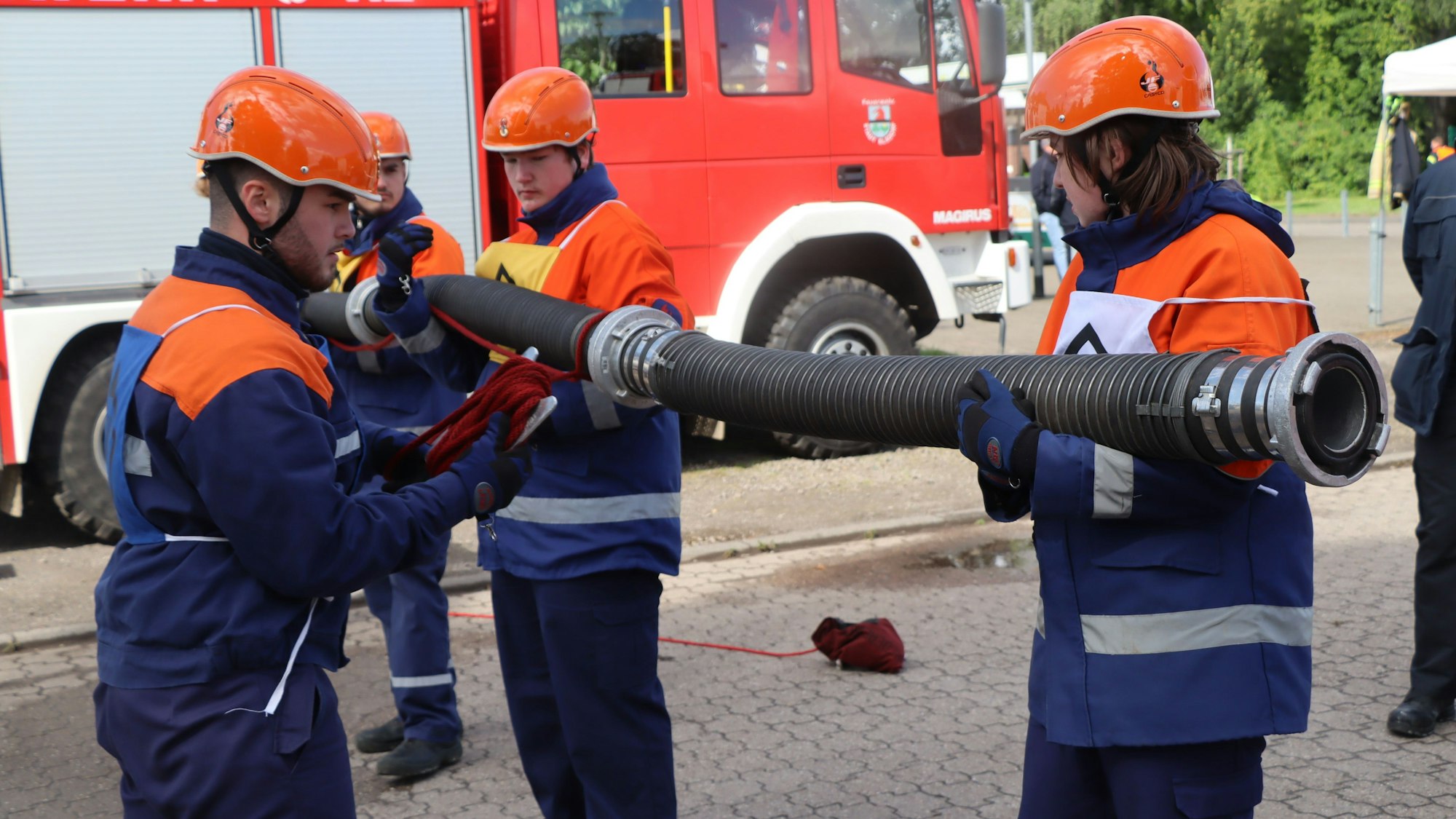 Die Feuerwehrjugend aus Urfeld war am Start. Geschwind und sicher zeigten sich die Jugendlichen beim Aufbau eines Löschangriffs.