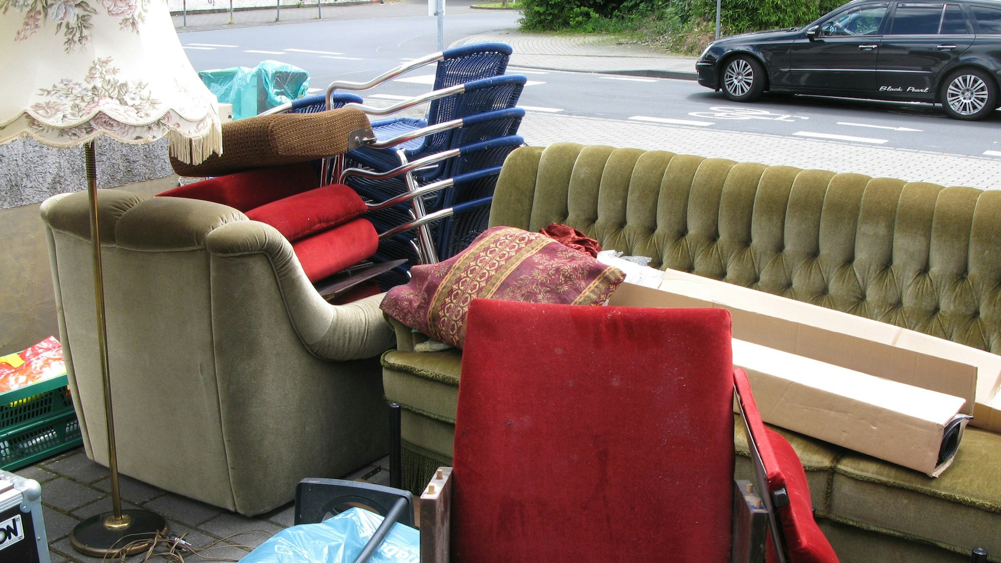 Vor dem Kur-Theater-Gebäude stehen diverse Möbel, darunter das grüne Hennefer Talkshow-Sofa.