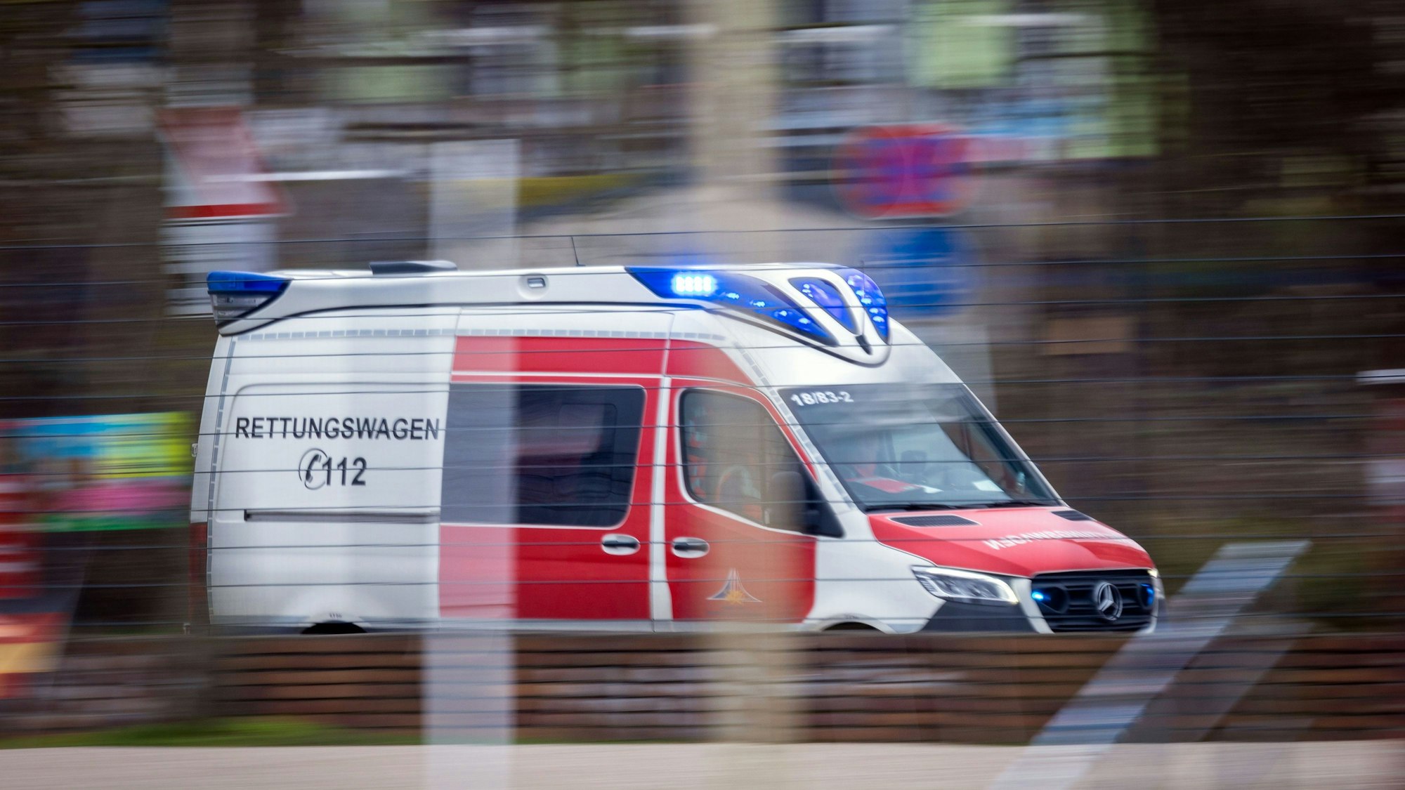 Das Bild zeigt einen Rettungswagen im Einsatz.