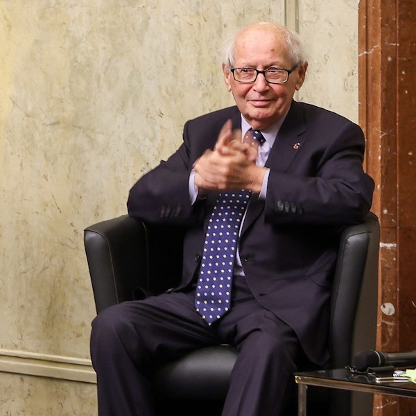 Der französische Jurist Serge Klarsfeld spricht im Oktober 2022 im Roten Rathaus bei der Eröffnung der Ausstellung über das Leben und den antifaschistischen Kampf des Ehepaars Klarsfeld. Die beiden Partner haben ihr Leben lang dafür gekämpft, Nazi-Verbrecher aufzuspüren und vor Gericht zu bringen.