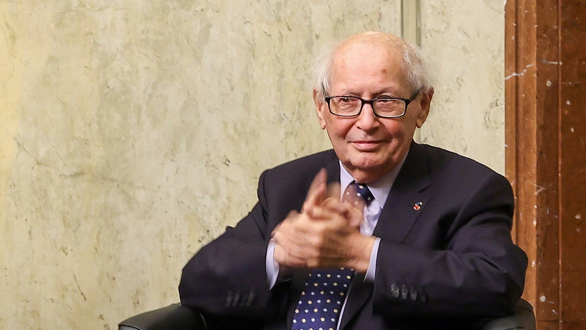 Der französische Jurist Serge Klarsfeld spricht im Oktober 2022 im Roten Rathaus bei der Eröffnung der Ausstellung über das Leben und den antifaschistischen Kampf des Ehepaars Klarsfeld. Die beiden Partner haben ihr Leben lang dafür gekämpft, Nazi-Verbrecher aufzuspüren und vor Gericht zu bringen.