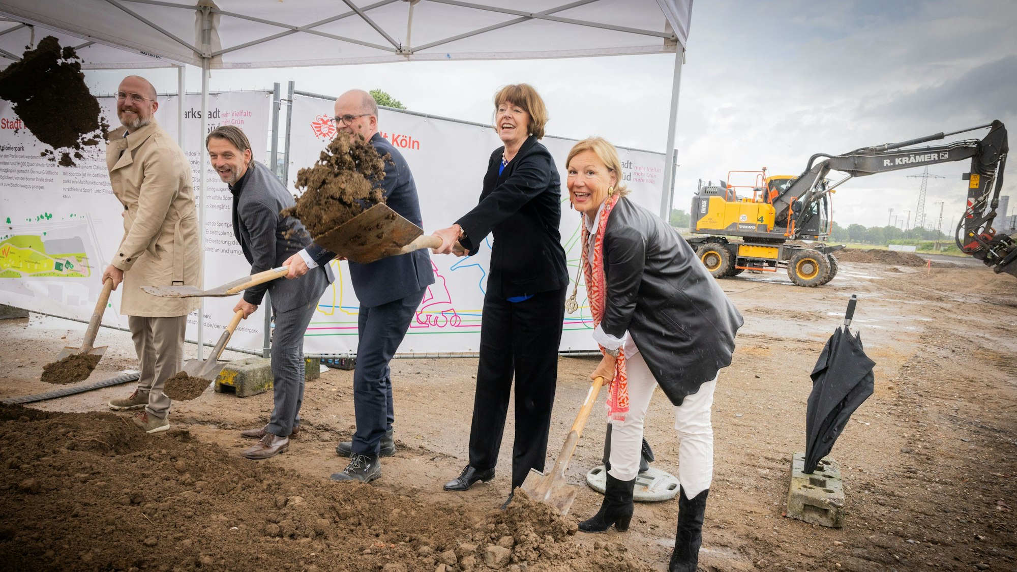 Im Hintergrund steht der Bagger bereit, um den symbolischen Spatenstich kümmerten sich Landschaftsarchitekt Clas Scheele (v.l), Umweltdezernent William Wolfgramm, Baudezernent Markus Greitemann, OB Henriette Reker und Beatrice Bülter (Kölner Grünstiftung).