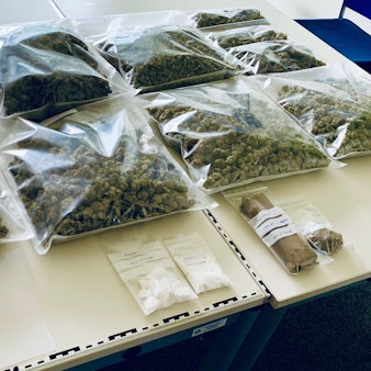 Auf einem Tisch liegen Plastikbeutel mit Rauschgift, Marihuana, Haschisch und Kokain.