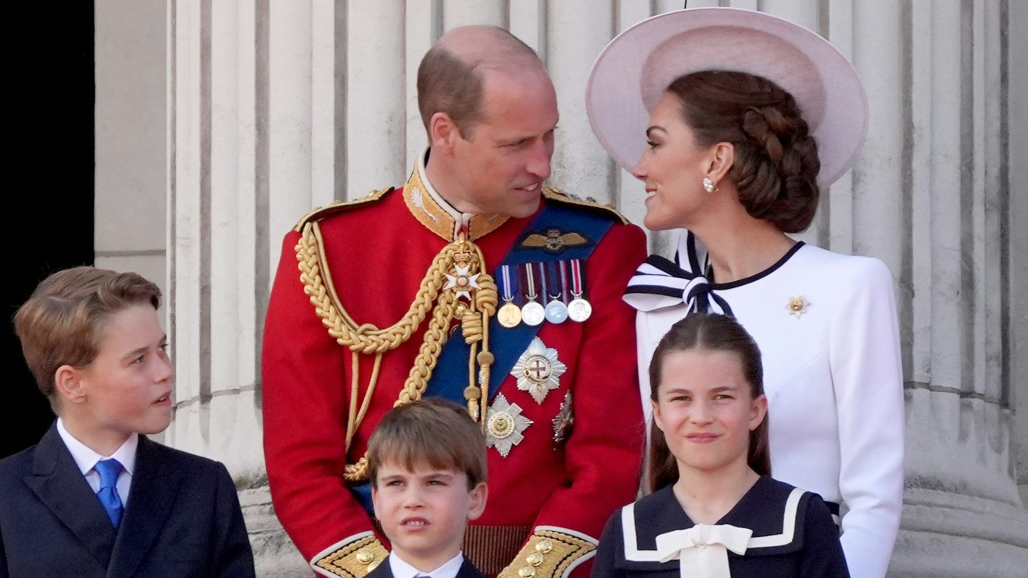 Prinz William und Prinzessin Kate mit ihren Kindern Prinz George (l-r), Prinz Louis und Prinzessin Charlotte auf dem Balkon vom Buckingham Palace. (Archivbild)