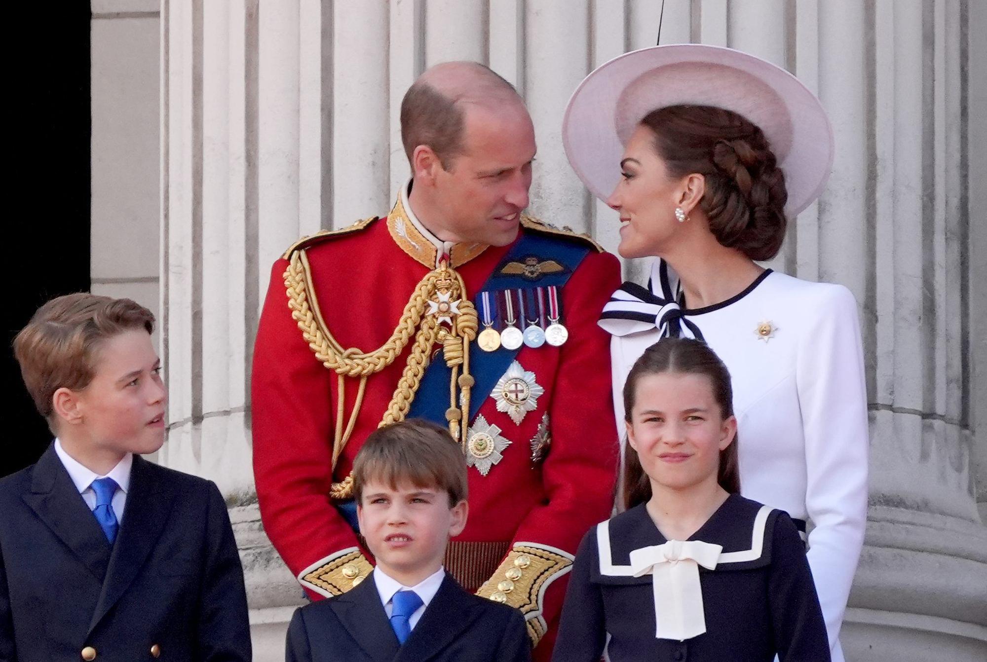 Die ganze Familie schaute vom Balkon aus zu: Prinz William, Prinzessin Kate und ihre ihre Kinder George, Louis und Charlotte.