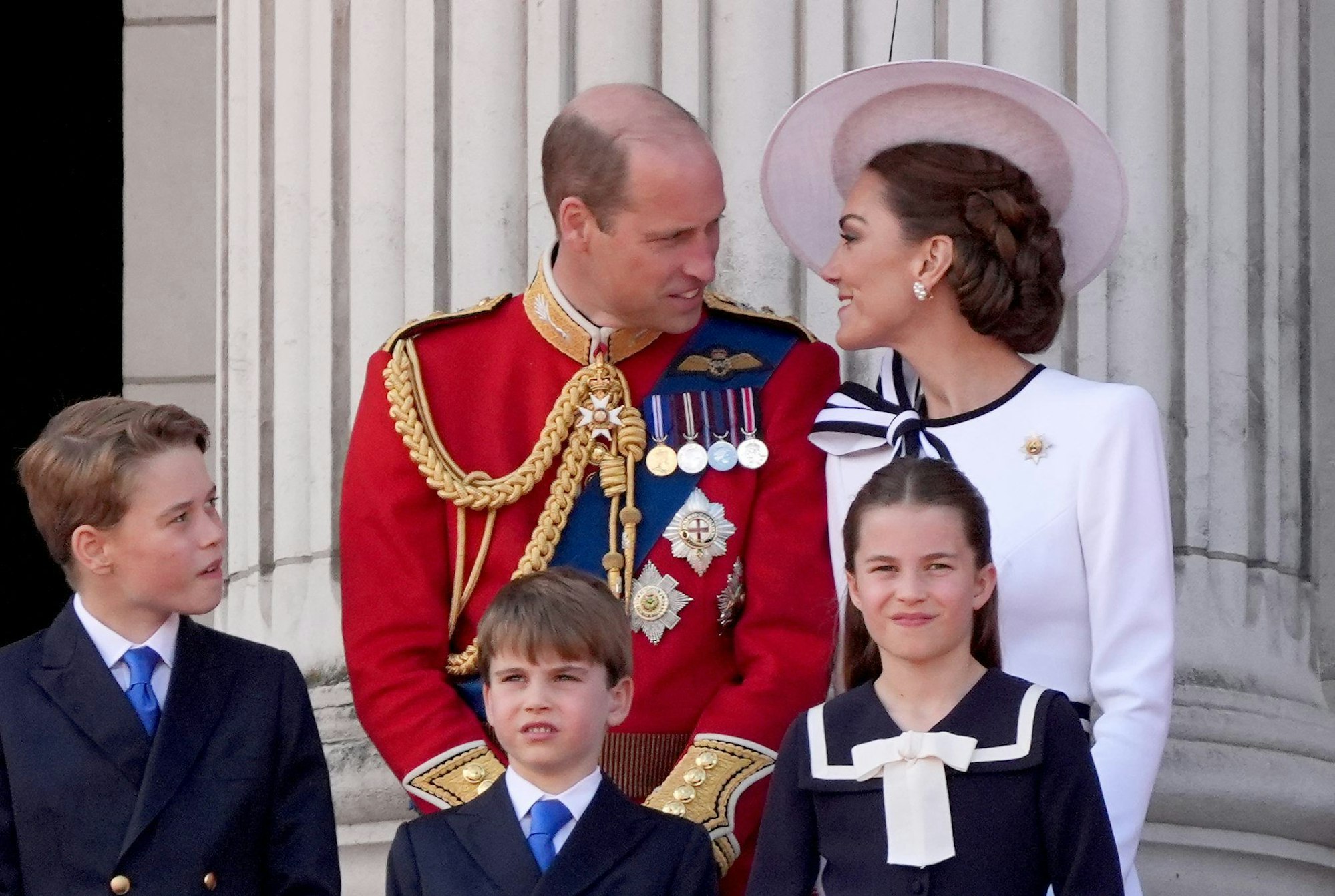 Die ganze Familie schaute vom Balkon aus zu: Prinz William, Prinzessin Kate und ihre ihre Kinder George, Louis und Charlotte.
