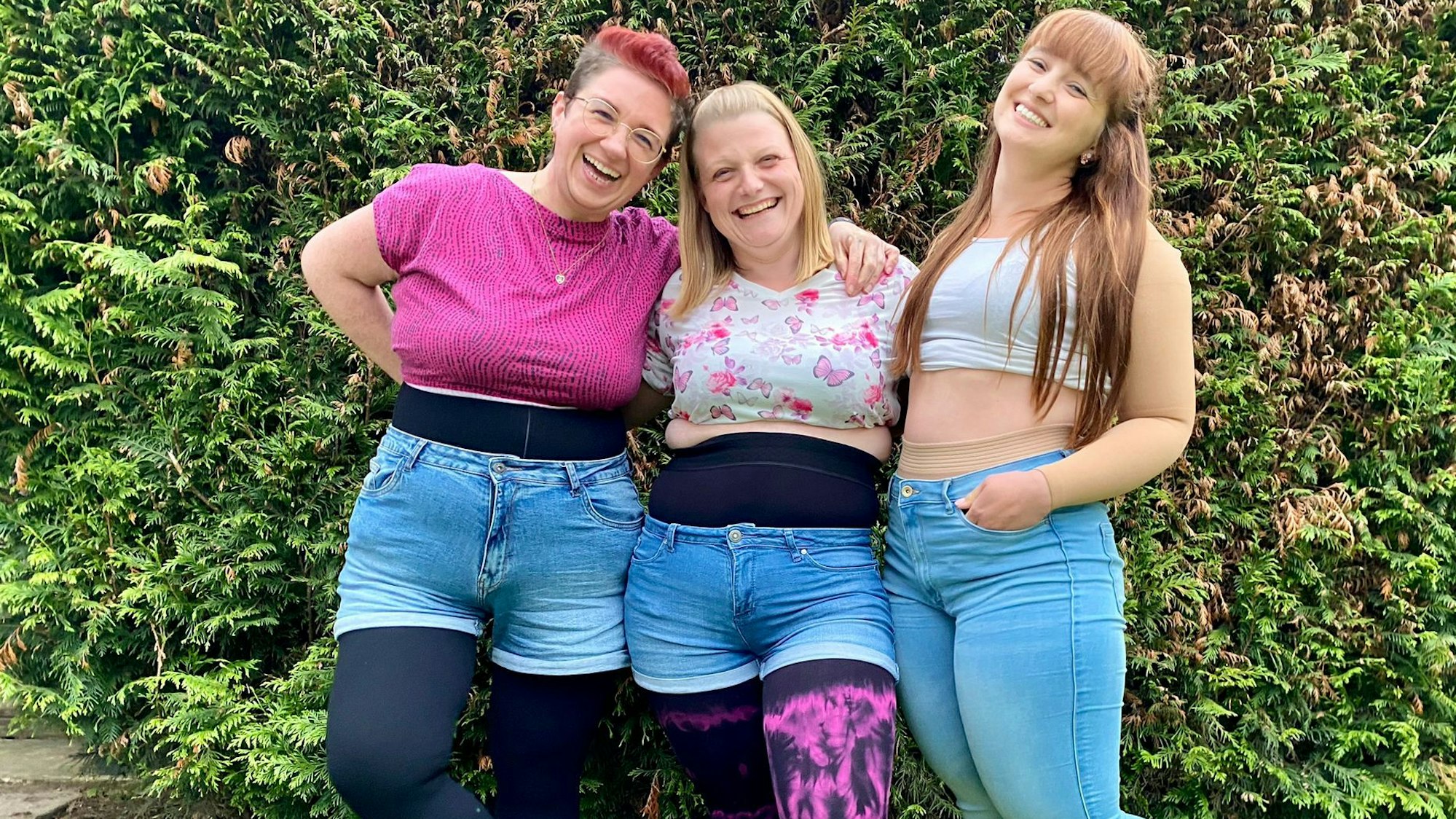 Teilnehmerinnen der Selbsthilfegruppe posieren in Kompressionskleidung.