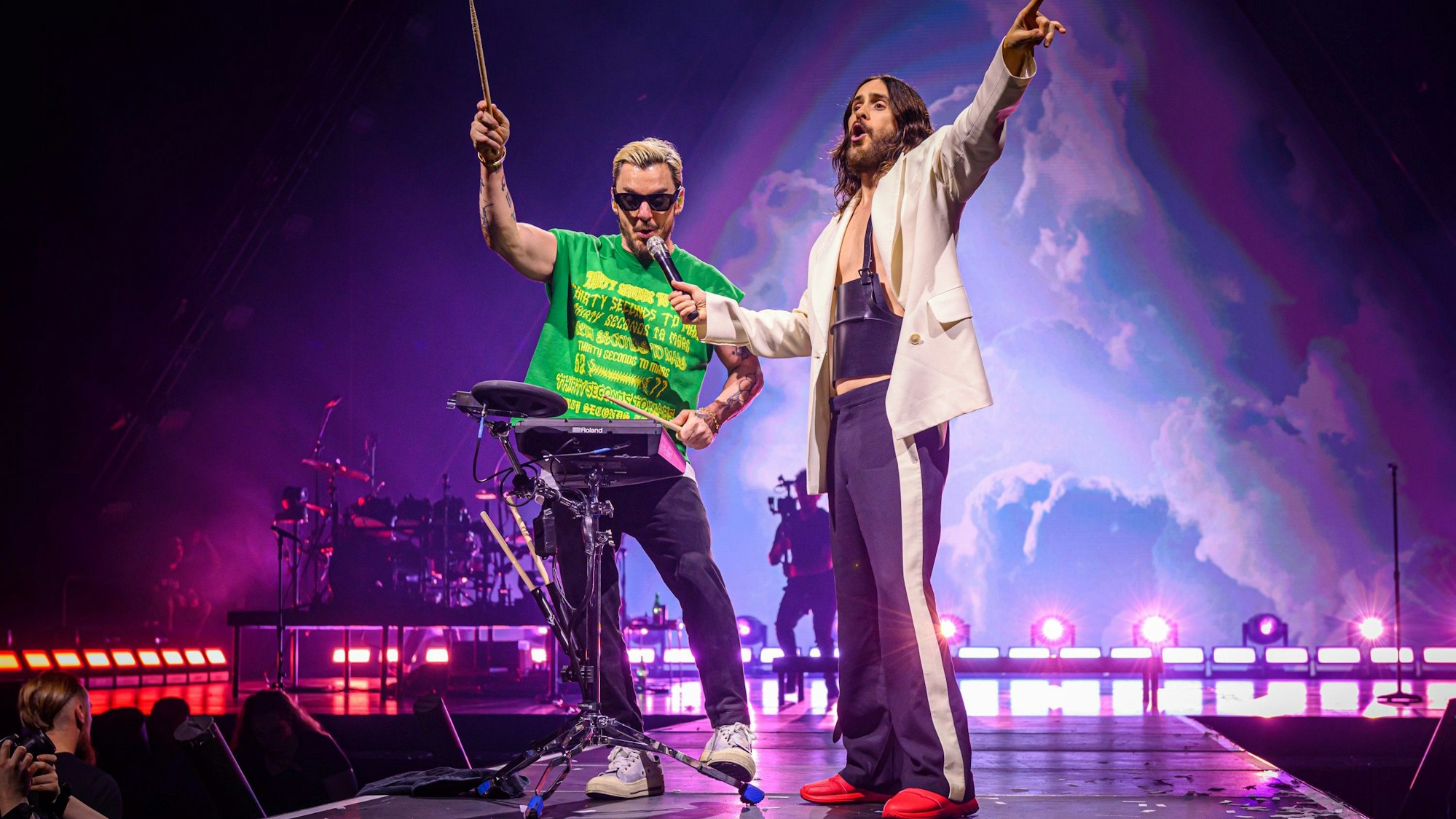 Shannon Leto (Drummer) und Jarod Leto von Thirty Seconds to Mars in der Arena.