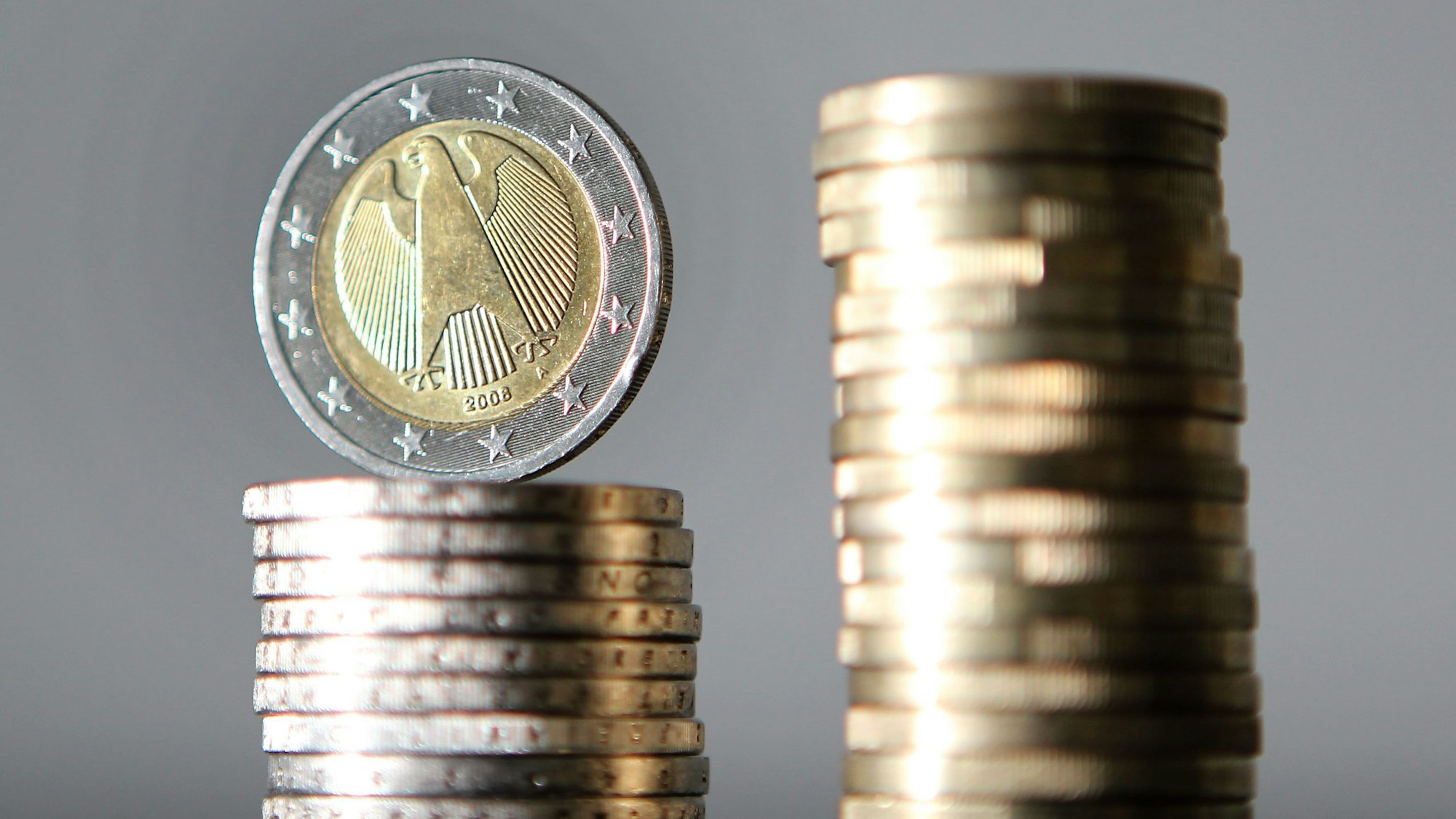 Euro-Münzen sind übereinander gestapelt.