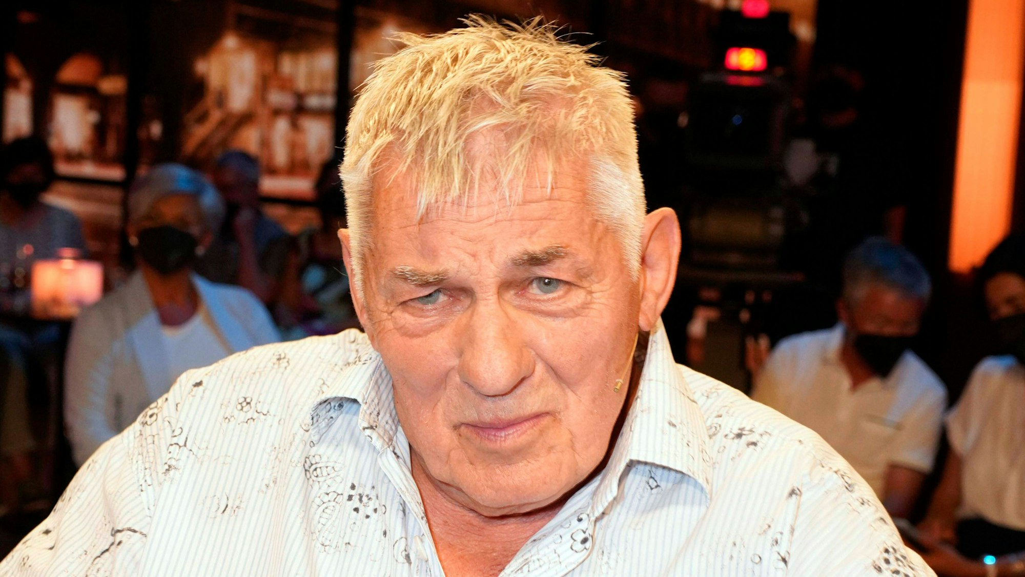 Heinz Hoenig sitzt im Studio einer Talkshow.