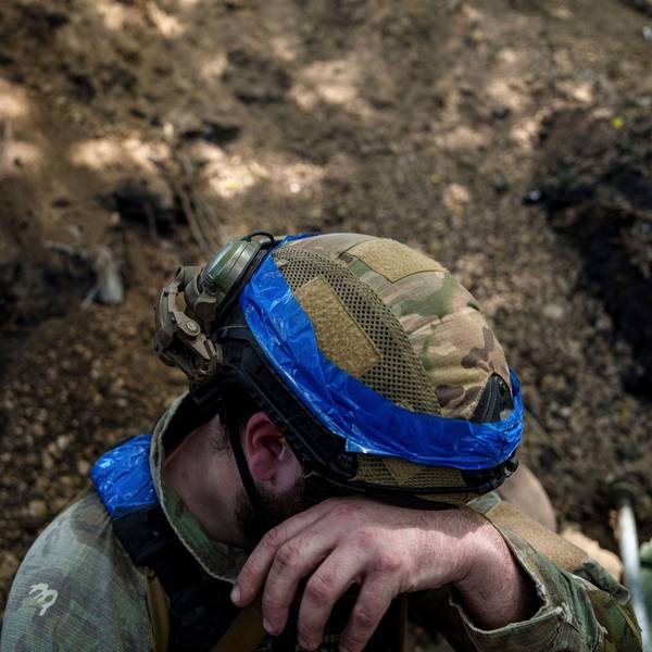 Ein ukrainischer Soldat der Khartia-Brigade hält inne, während er an der Frontlinie auf russische Stellungen schießt. (Symbolbild)
