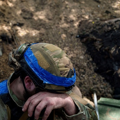Ein ukrainischer Soldat der Khartia-Brigade hält inne, während er an der Frontlinie auf russische Stellungen schießt. (Symbolbild)