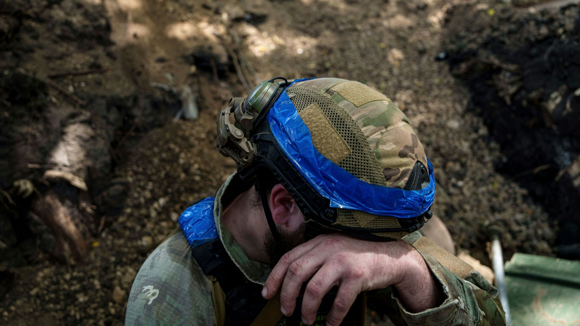 Ein ukrainischer Soldat der Khartia-Brigade hält inne, während er an der Frontlinie auf russische Stellungen schießt. (Symbolbild)