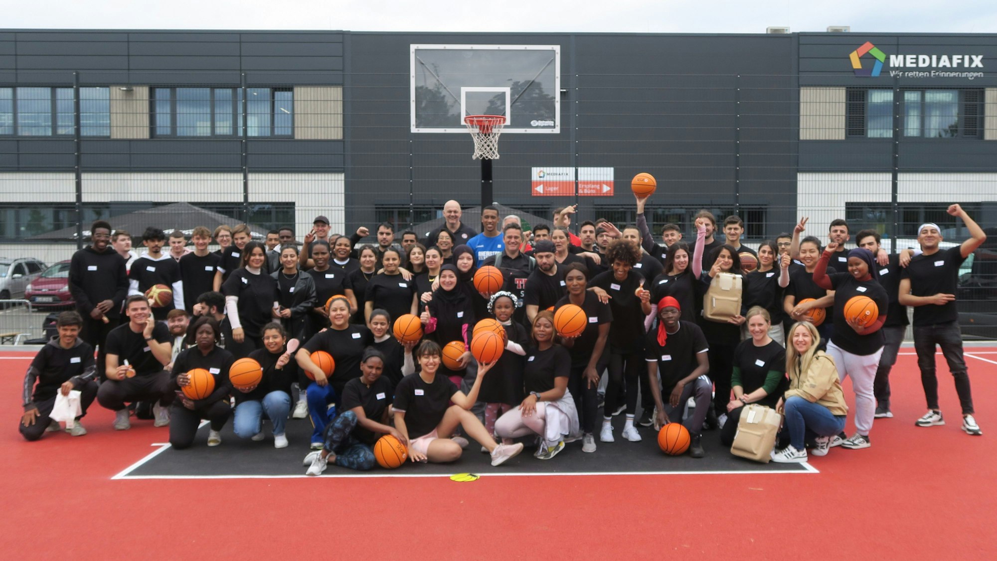 Wurde direkt gut angenommen: der neue Basketball-Platz.