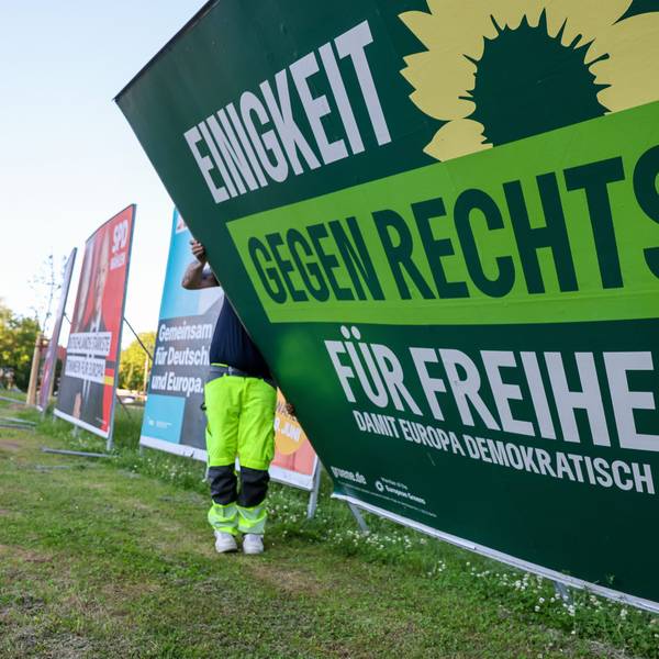 Zwei Mitarbeiter einer Firma für Werbeaufsteller bauen ein Wahlplakat der Partei ·Bündnis 90/Die Grünen· nach der Europawahl ab. Die Grünen haben viele Stimmen verloren.
