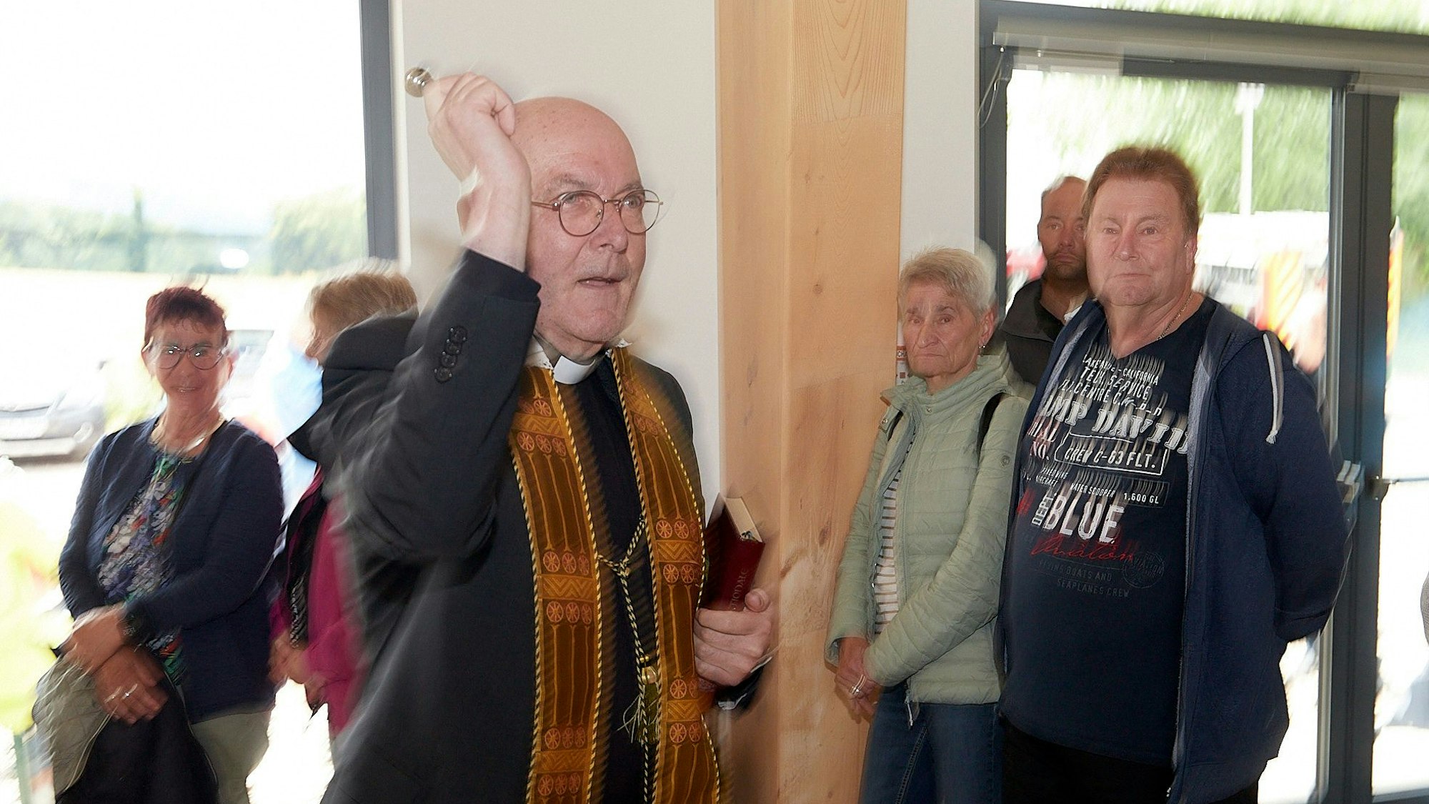Pastor Heinz Josef Arenz nahm die Einsegnung des neuen Gebäudes vor.