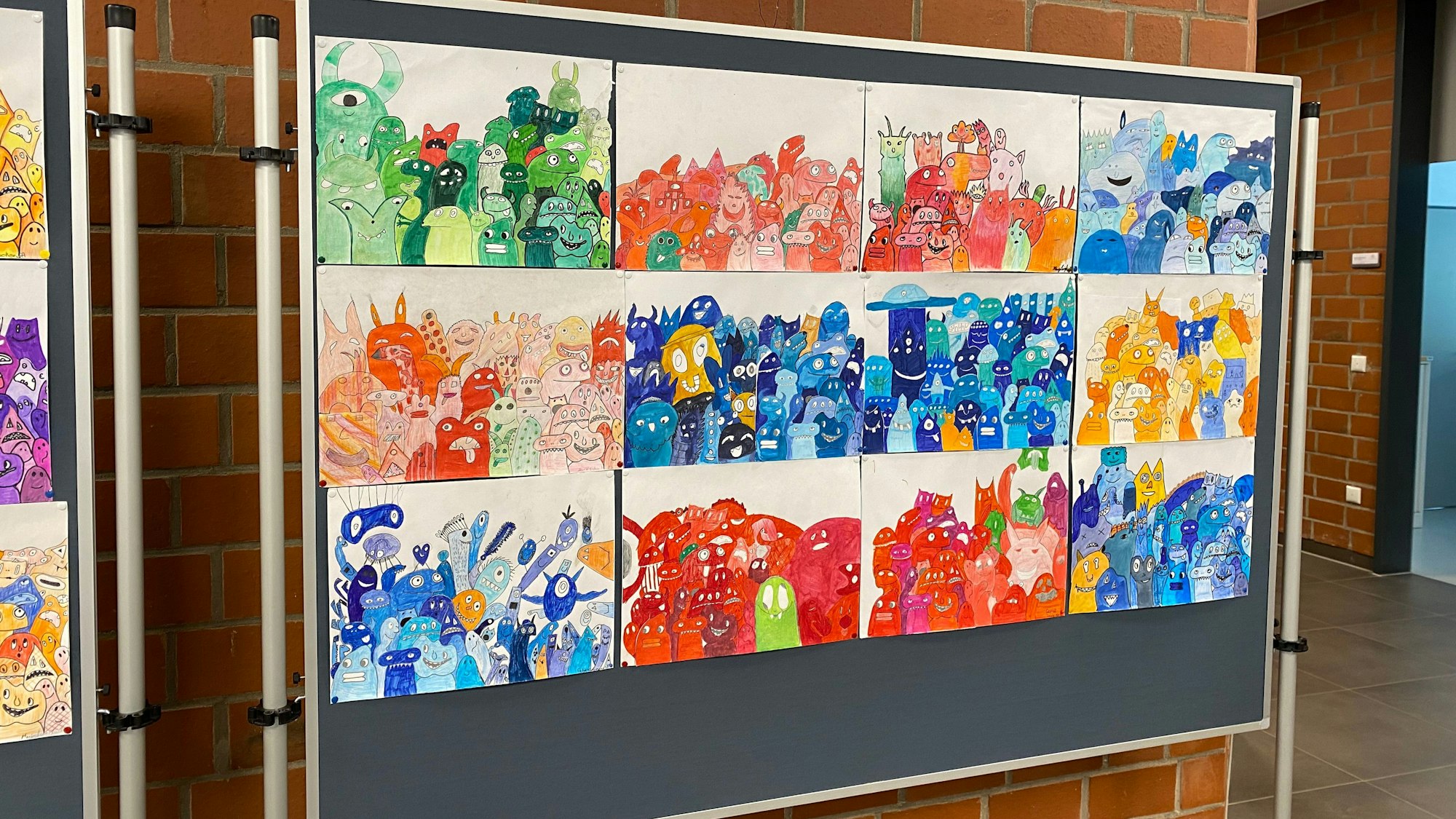 Im Foyer des Gymnasiums Alfter sind Arbeiten der Schüler ausgestellt.