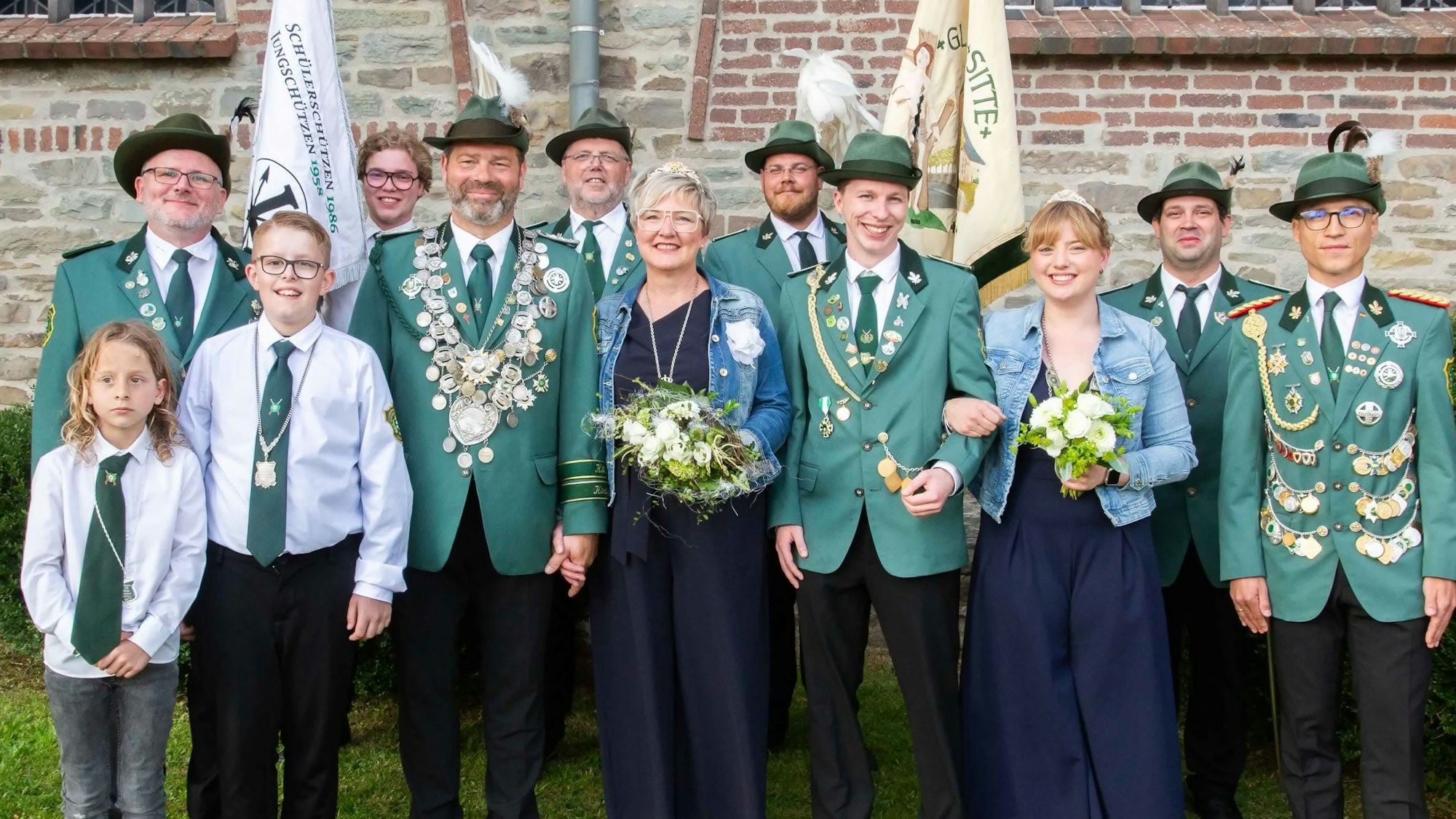 Die neuen Majestäten der Frielingsdorfer Schützen präsentieren sich nach der Krönung an der Kirche.