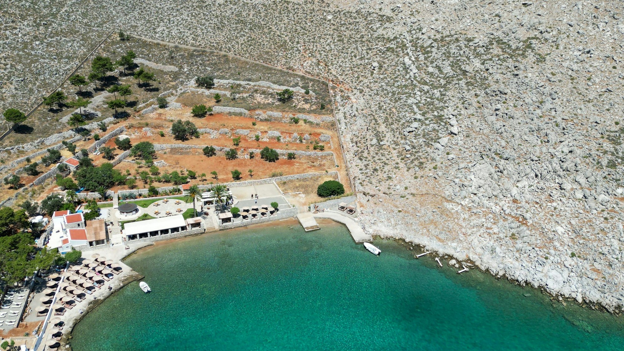 Griechenland, Symi: Ein Blick auf das Gebiet, in dem die Leiche des vermissten britischen Fernsehmoderators Michael Mosley gefunden wurde.