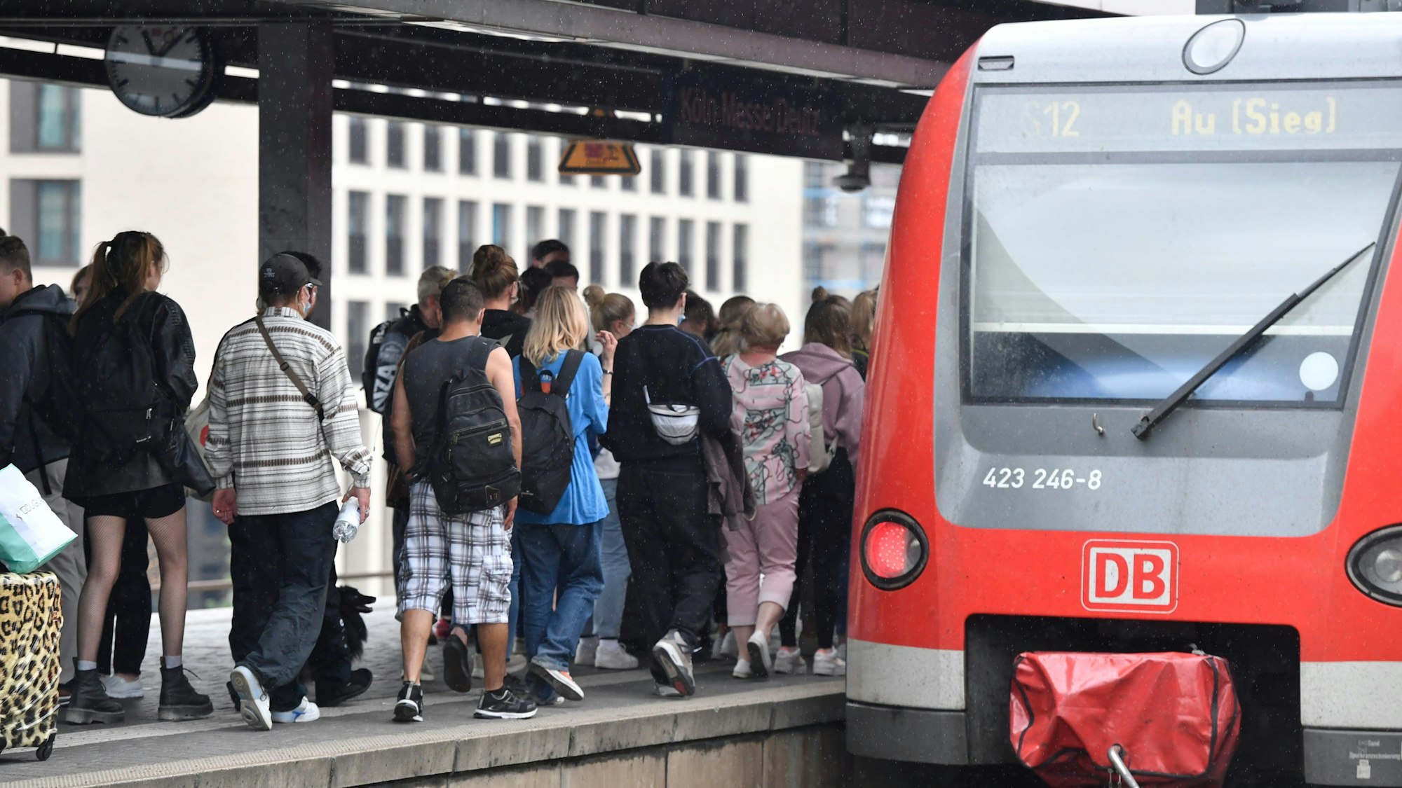 S-Bahnzug im Bahnhof Köln Messe/Deutz: Auch der VRS bestätigt den positiven Trend bei der Sicherheit.
