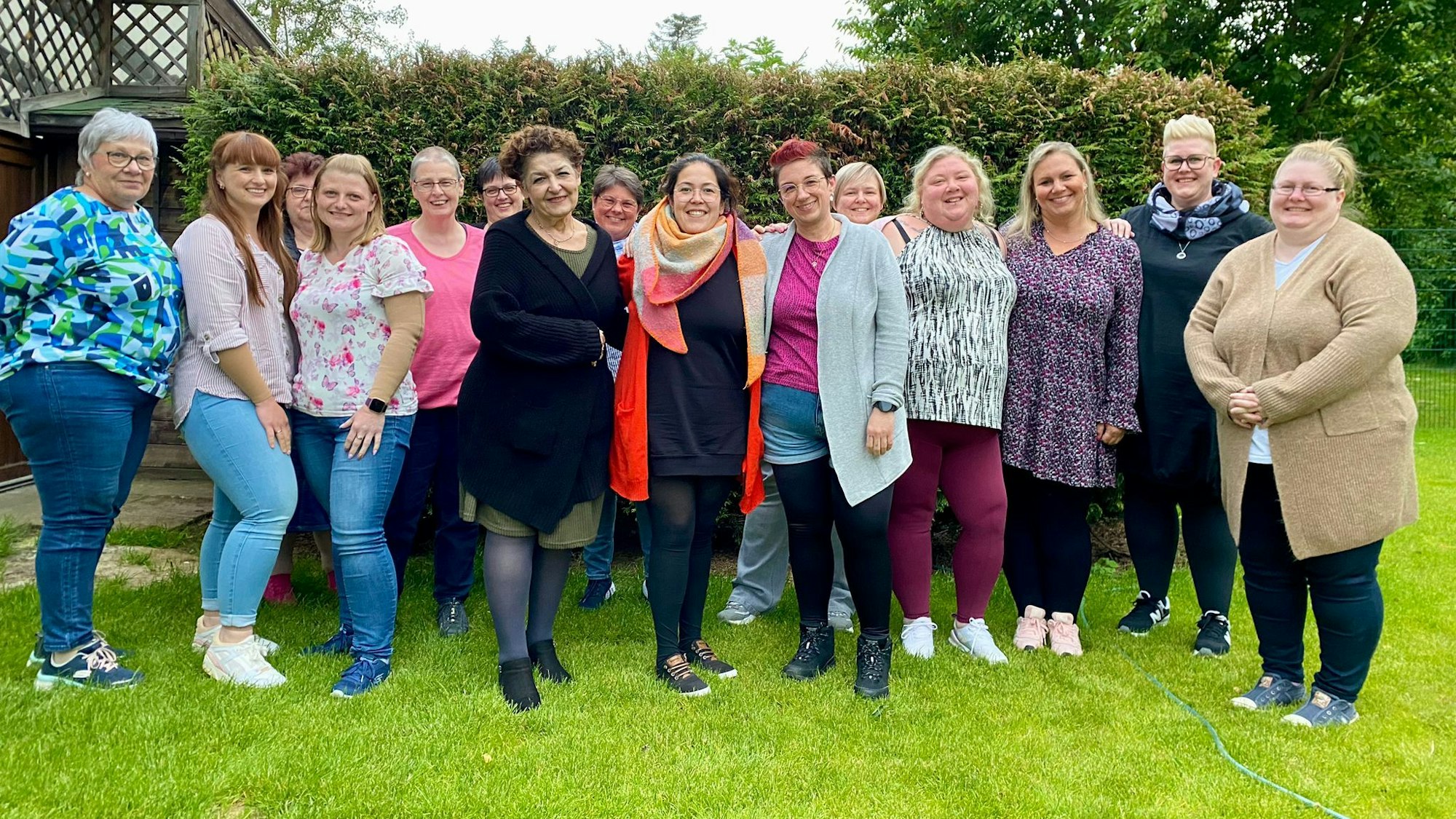 Die Frauen der Selbsthilfegruppe „Lip- und Lymph Ladies“ posieren für ein Foto.