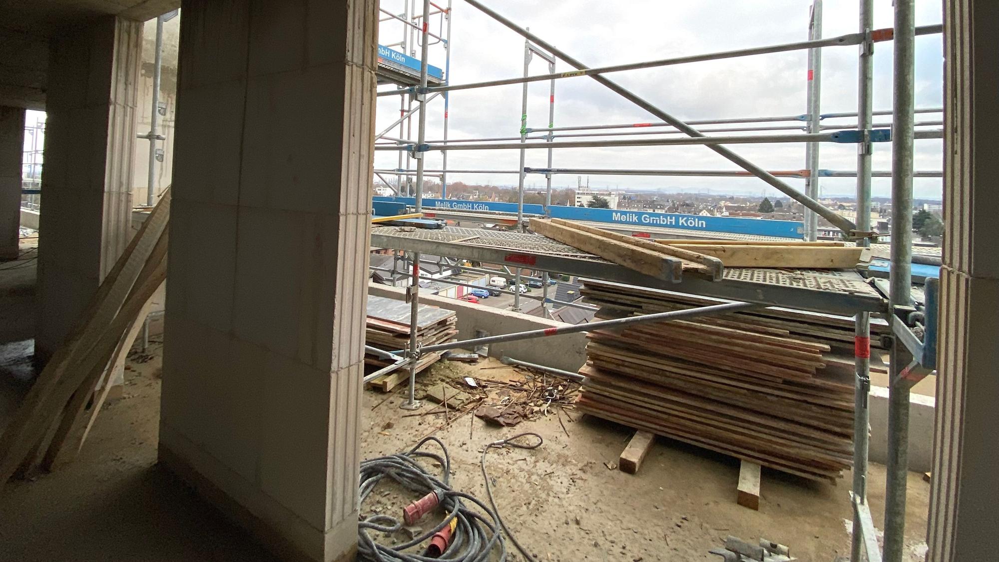 Auf dem Foto ist die Baustelle eines Hochhauses in Wesseling zu sehen.