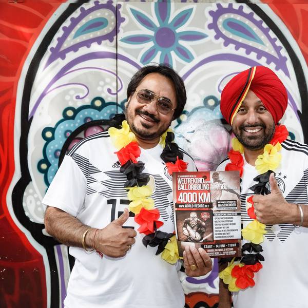 Die beiden indischen singenden Taxifahrer Lovely (l.) und Monty, bekannt als Bhangu Brothers, haben einen Song zum EM 2024 veröffentlicht. (Archivbild)
