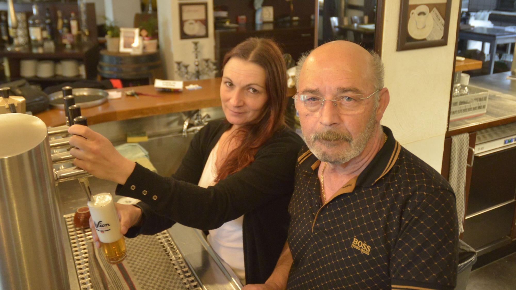 Marcella und Franco Rizzuti zapfen am Dienstag, 18. Juni, ihr letztes Kölsch.