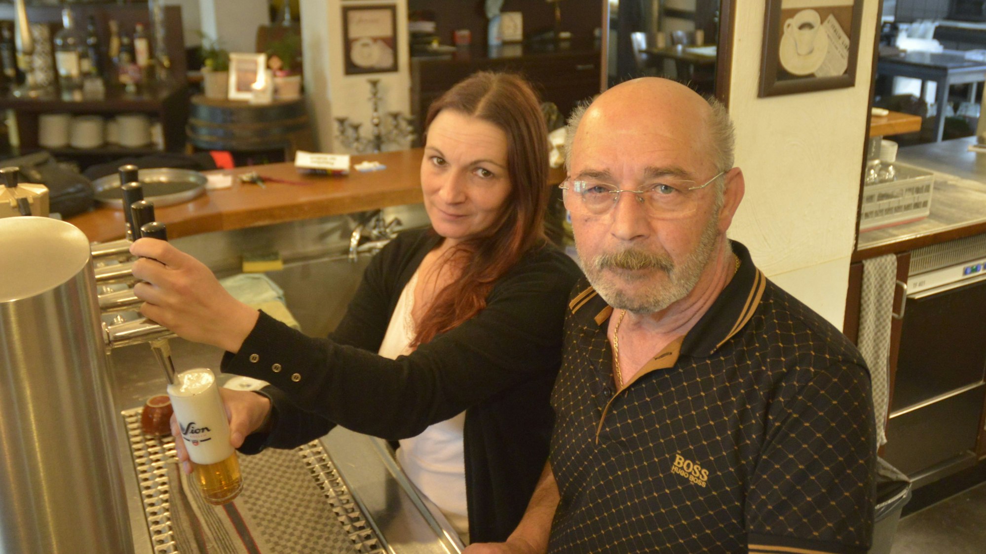 Marcella und Franco Rizzuti zapfen am Dienstag, 18. Juni, ihr letztes Kölsch.