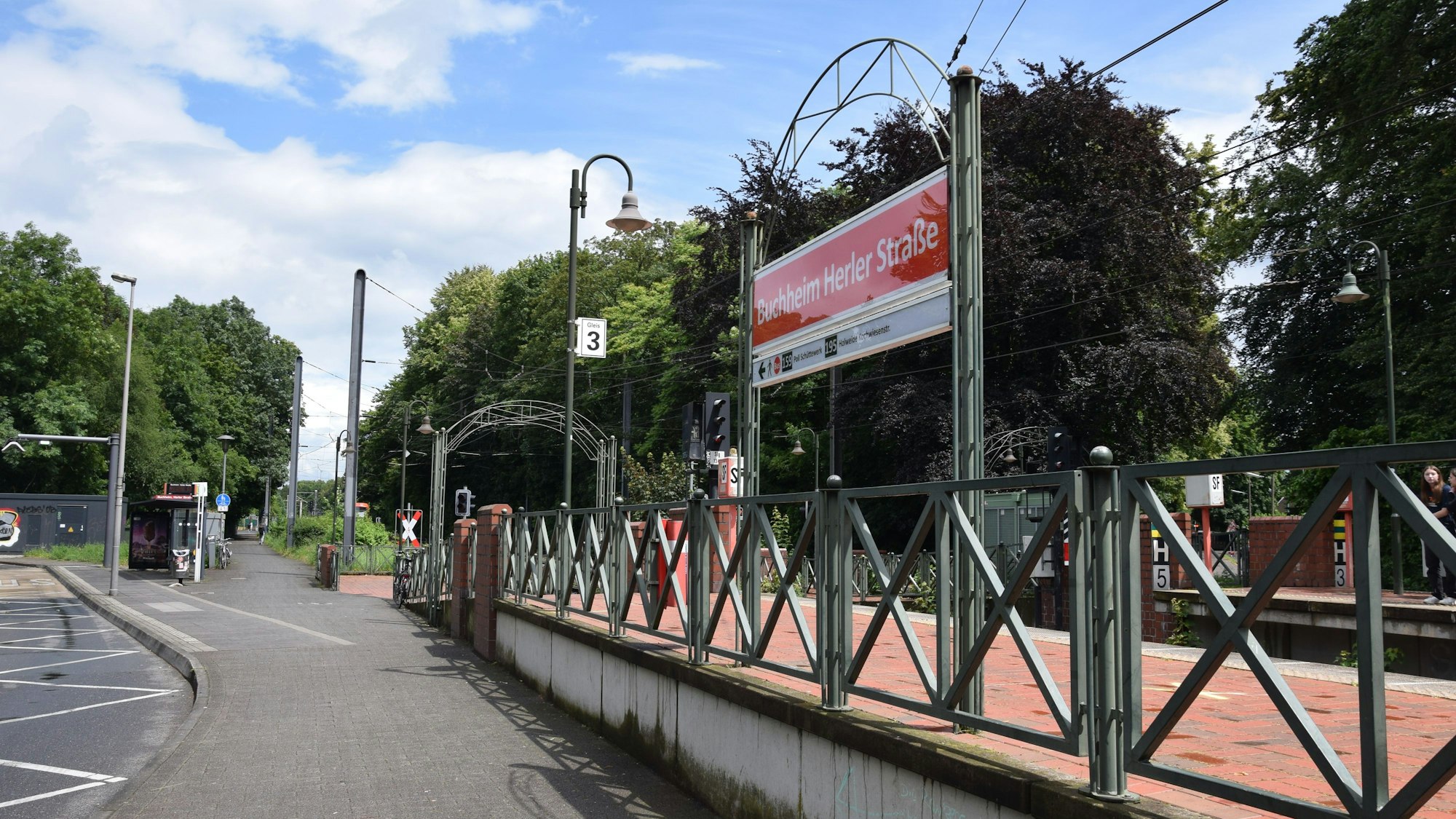 Zu sehen ist die KVB-Haltestelle Buchheim Herler Straße