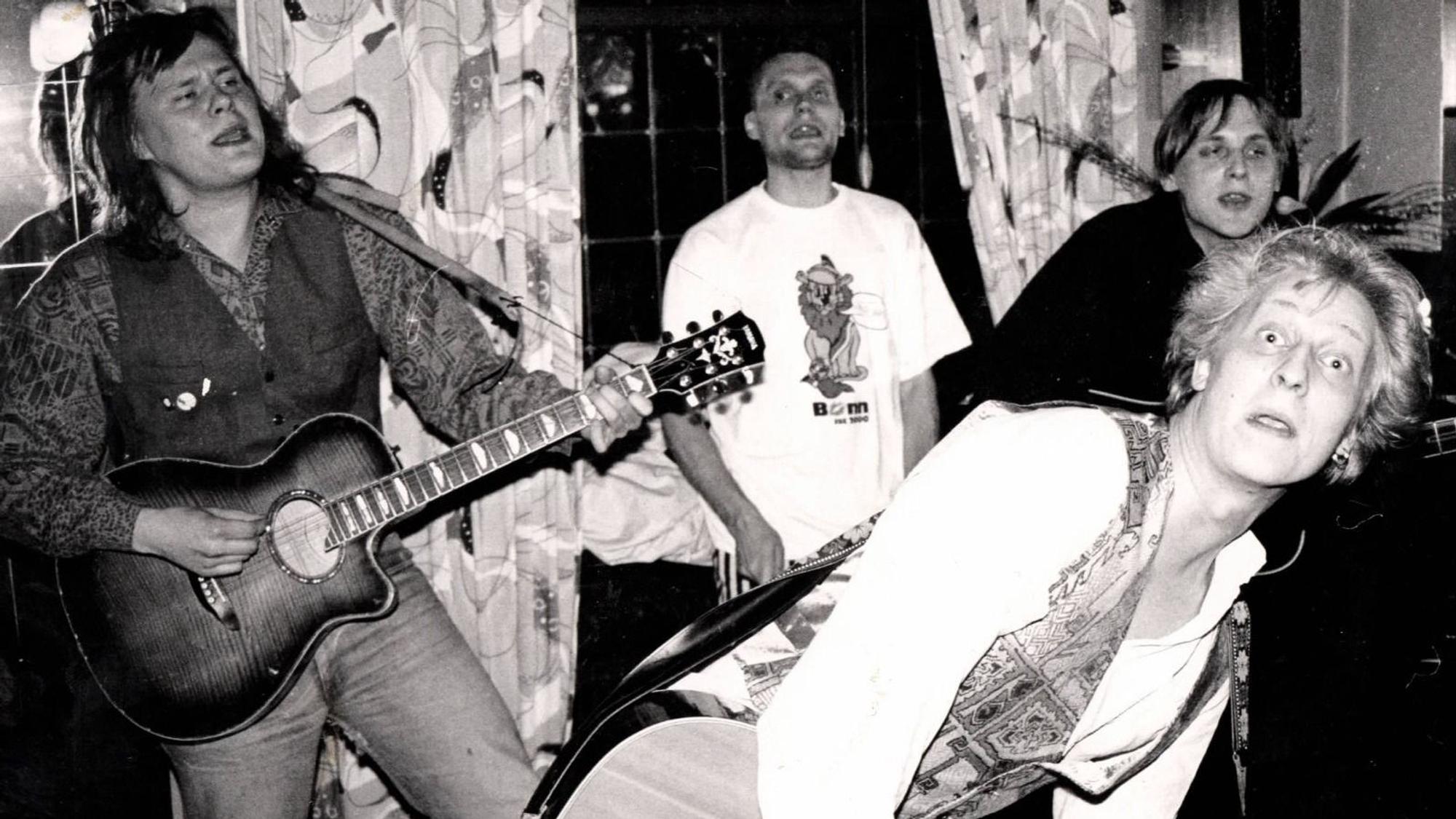 Kneipe Deichhaus in den 80er Jahren, finnische Rockabilly-Band