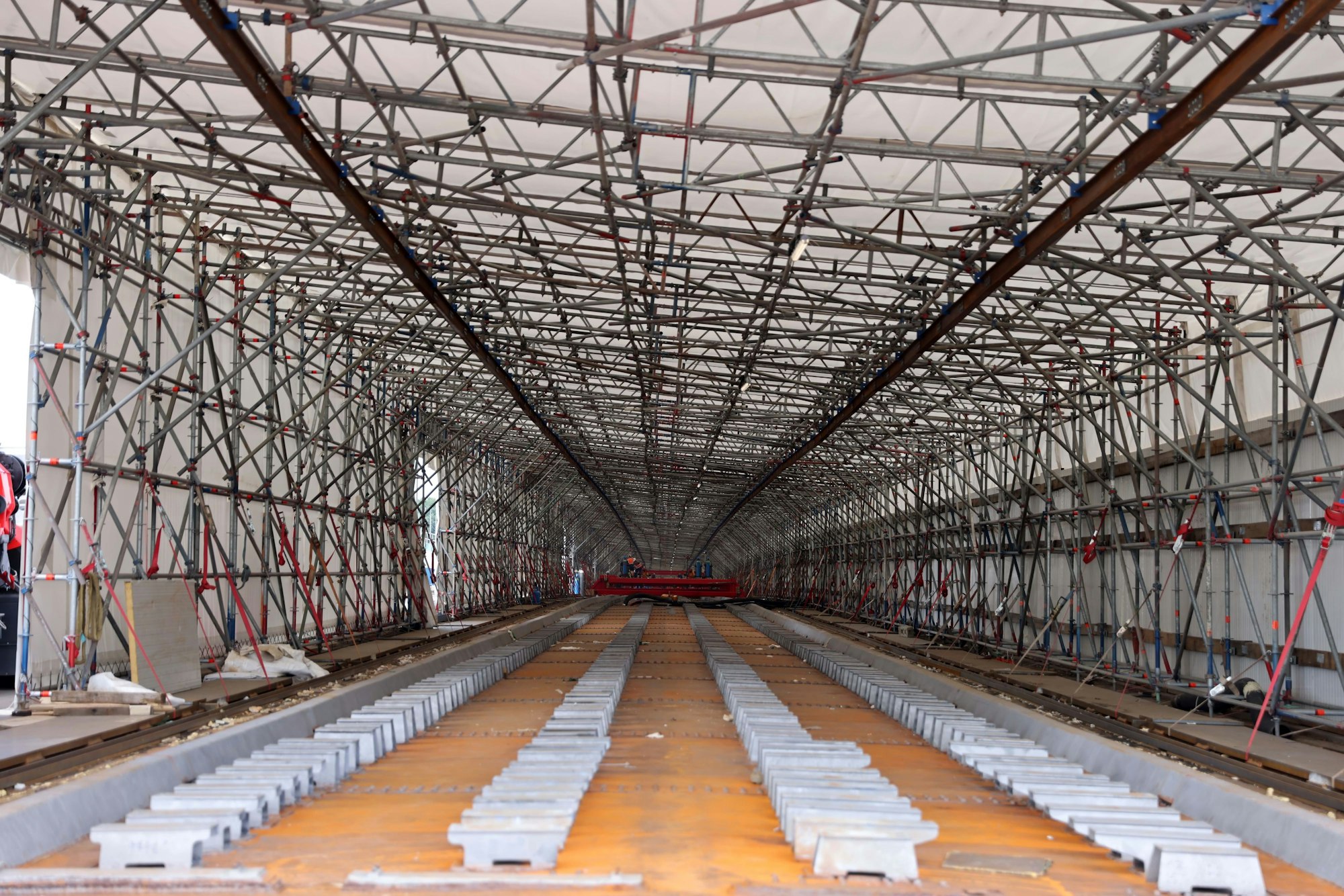 Die Stadtbahntrasse auf der Brücke wird vollständig erneuert. Die Arbeiten wurden in einem Zeltbau verrichtet.