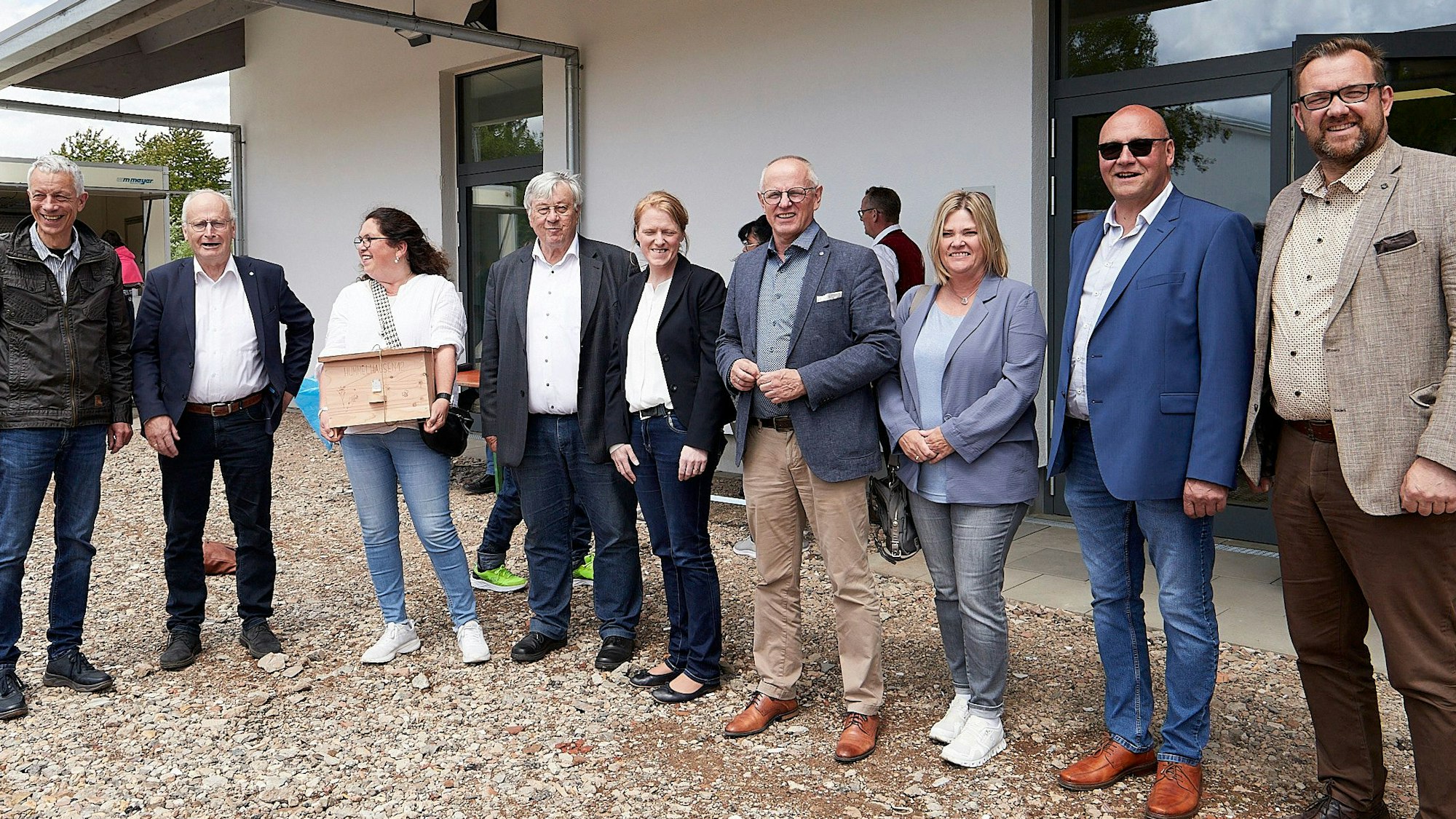 Die Ehrengäste begrüßten sich vor der neuen Dorfgemeinschaftshalle.