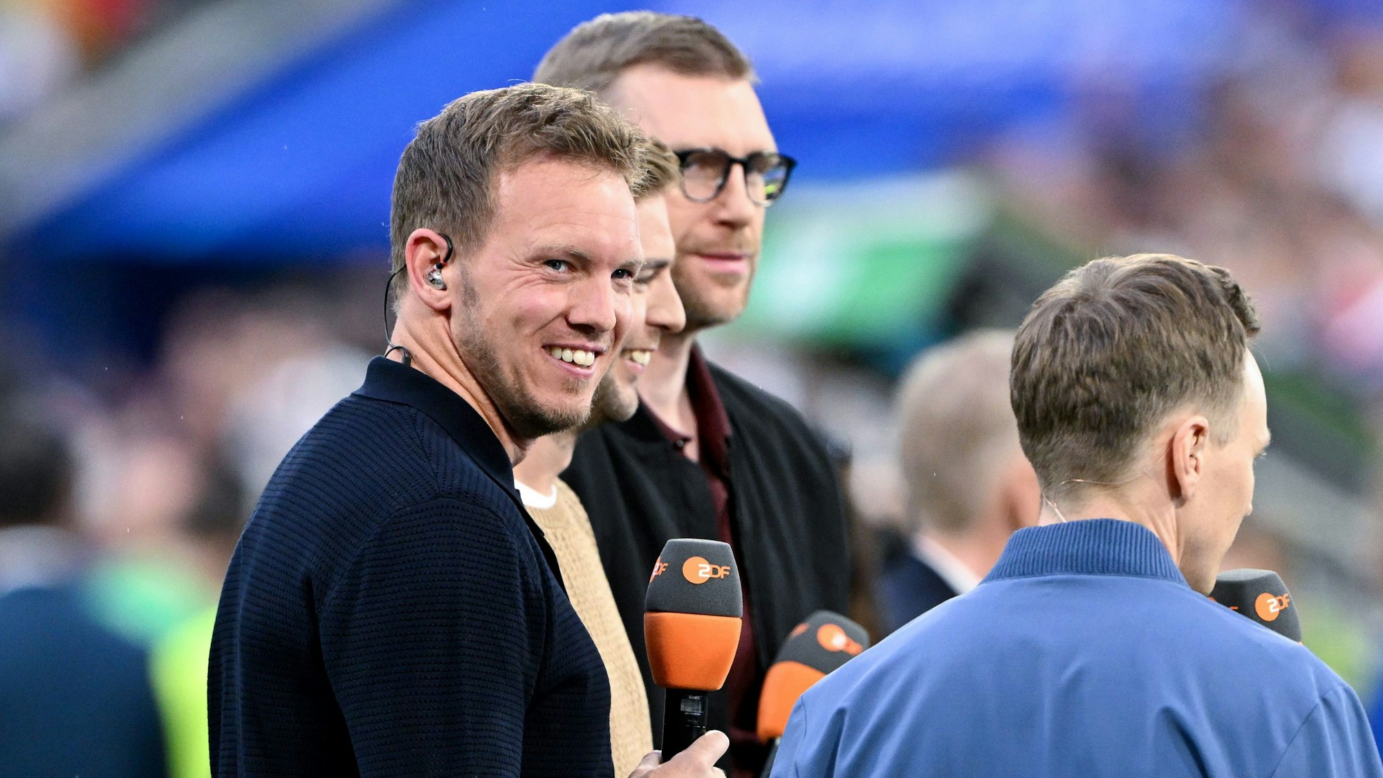 Bundestrainer Julian Nagelsmann steht nach dem ersten Spiel der Fußball-Europameisterschaft 2024 zwischen Deutschland und Schottland am Mikrofon des ZDF. Ebenfalls mit dabei sind die Ex-Nationalspieler Per Mertesacker und Christoph Kramer, sowie ZDF-Moderator Jochen Breyer.