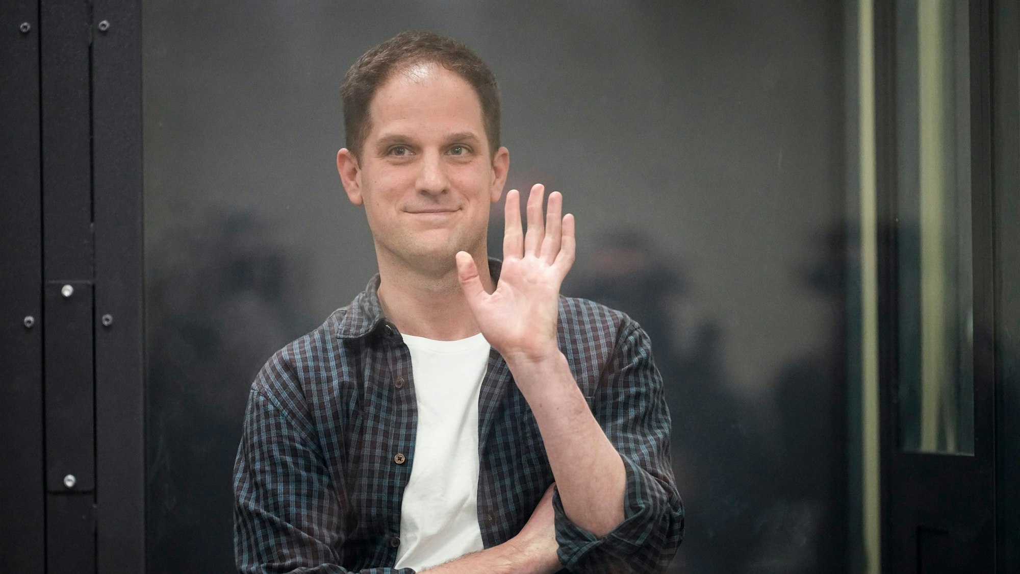 Evan Gershkovich steht in einem Glaskäfig in einem Gerichtssaal in Moskau. (Archivbild)