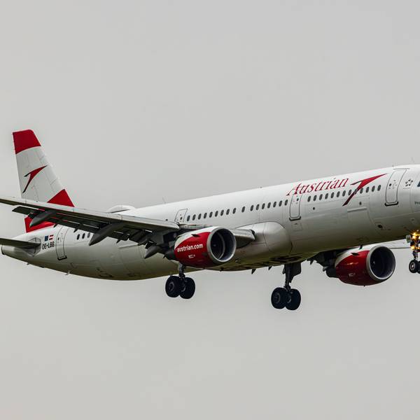 Ein rot-weiß-lackierter Airbus A320 der österreichischen Fluggesellschaft Austrian Airlines im Landeanflug auf einen Flughafen. (Symbolbild)