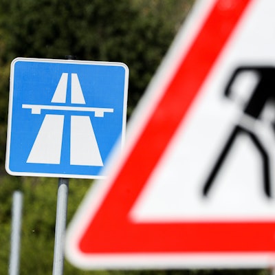 Ein Schild weist auf eine Baustelle auf einer Autobahn hin.