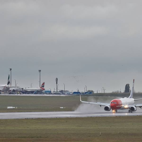 Eine Boeing 737 der norwegischen Fluggesellschaft Norwegian landet während eines Gewitters auf einer Landebahn. Regen spritzt von der Landebahn nach oben. (Archivbild)