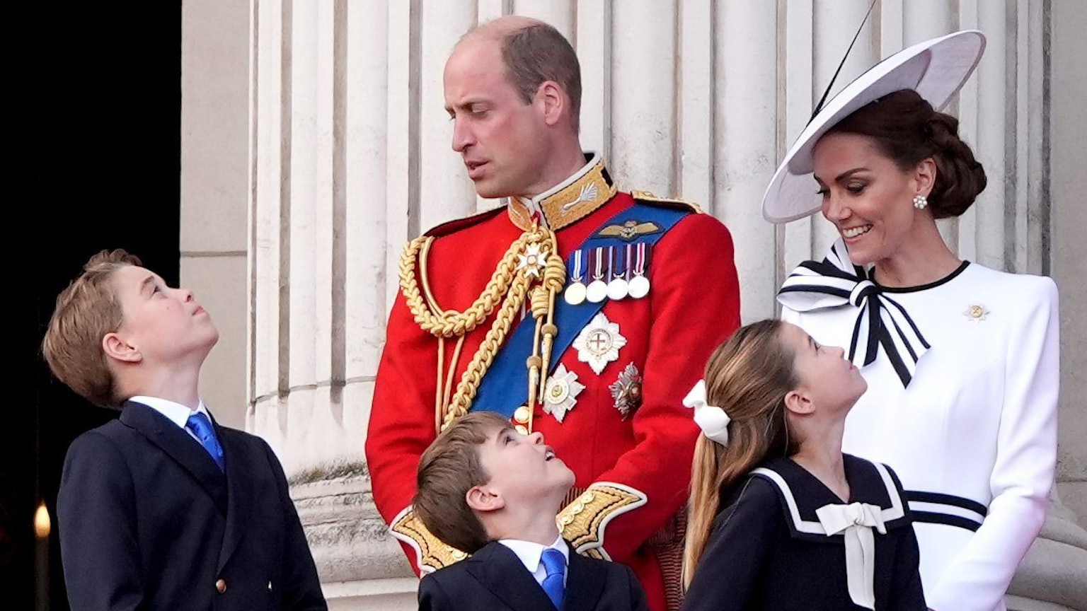 Großbritannien, London: Prinz William (hinten,l-r), Prince of Wales, und Kate, Princess of Wales, stehen mit ihren Kindern Prinz George (l-r), Prinz Louis und Prinzessin Charlotte, auf dem Balkon des Buckingham Palastes in London, um den Vorbeiflug nach der „Trooping the Colour“-Zeremonie zu sehen, während König Charles seinen offiziellen Geburtstag feiert.