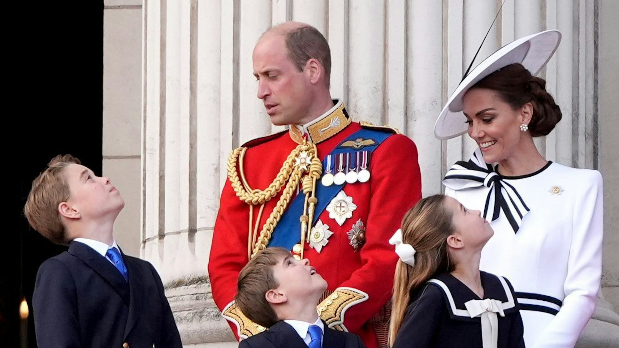 Großbritannien, London: Prinz William (hinten,l-r), Prince of Wales, und Kate, Princess of Wales, stehen mit ihren Kindern Prinz George (l-r), Prinz Louis und Prinzessin Charlotte, auf dem Balkon des Buckingham Palastes in London, um den Vorbeiflug nach der „Trooping the Colour“-Zeremonie zu sehen, während König Charles seinen offiziellen Geburtstag feiert.