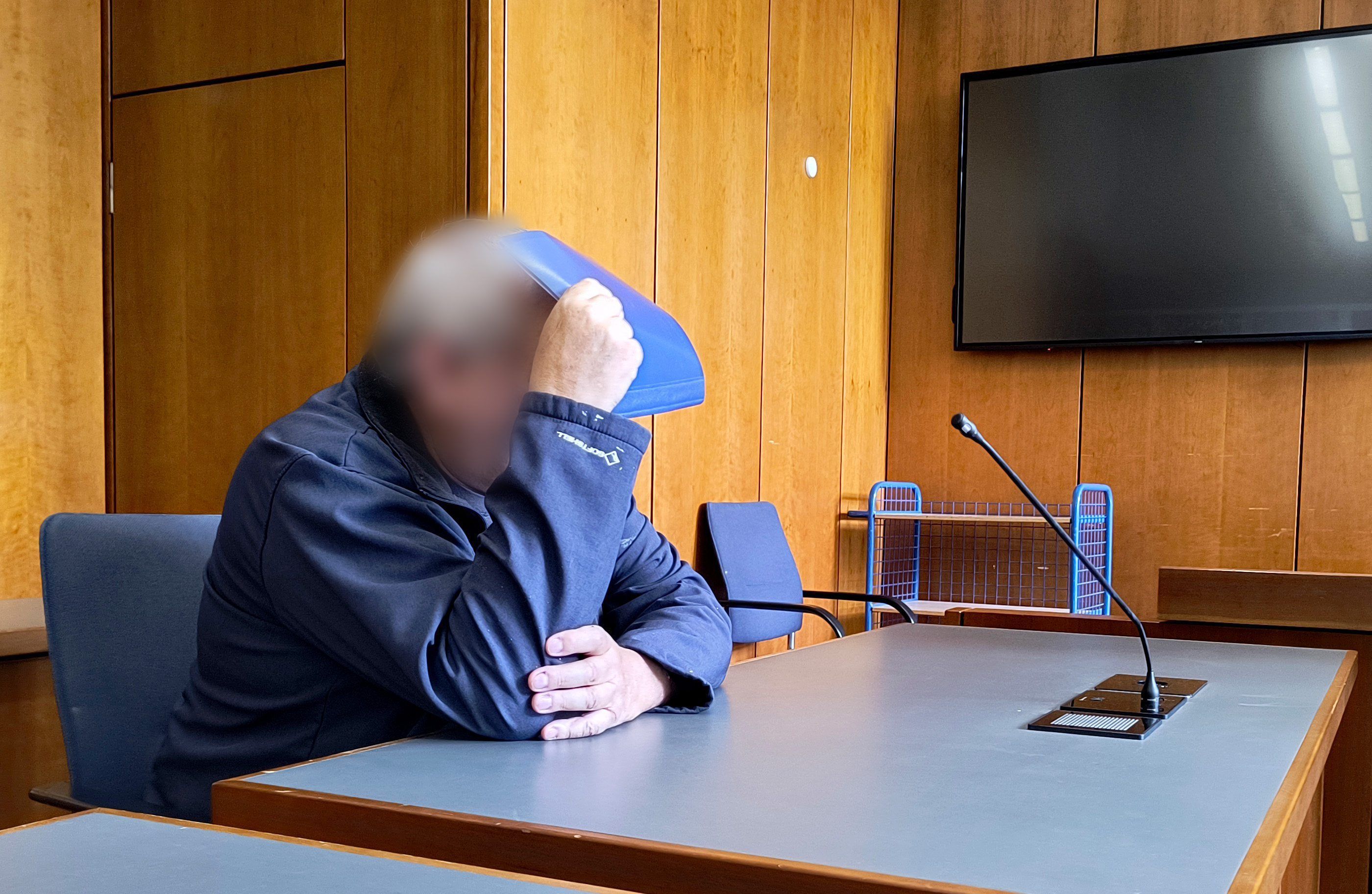 Der Angeklagte sitzt im Amtsgericht auf der Anklagebank.