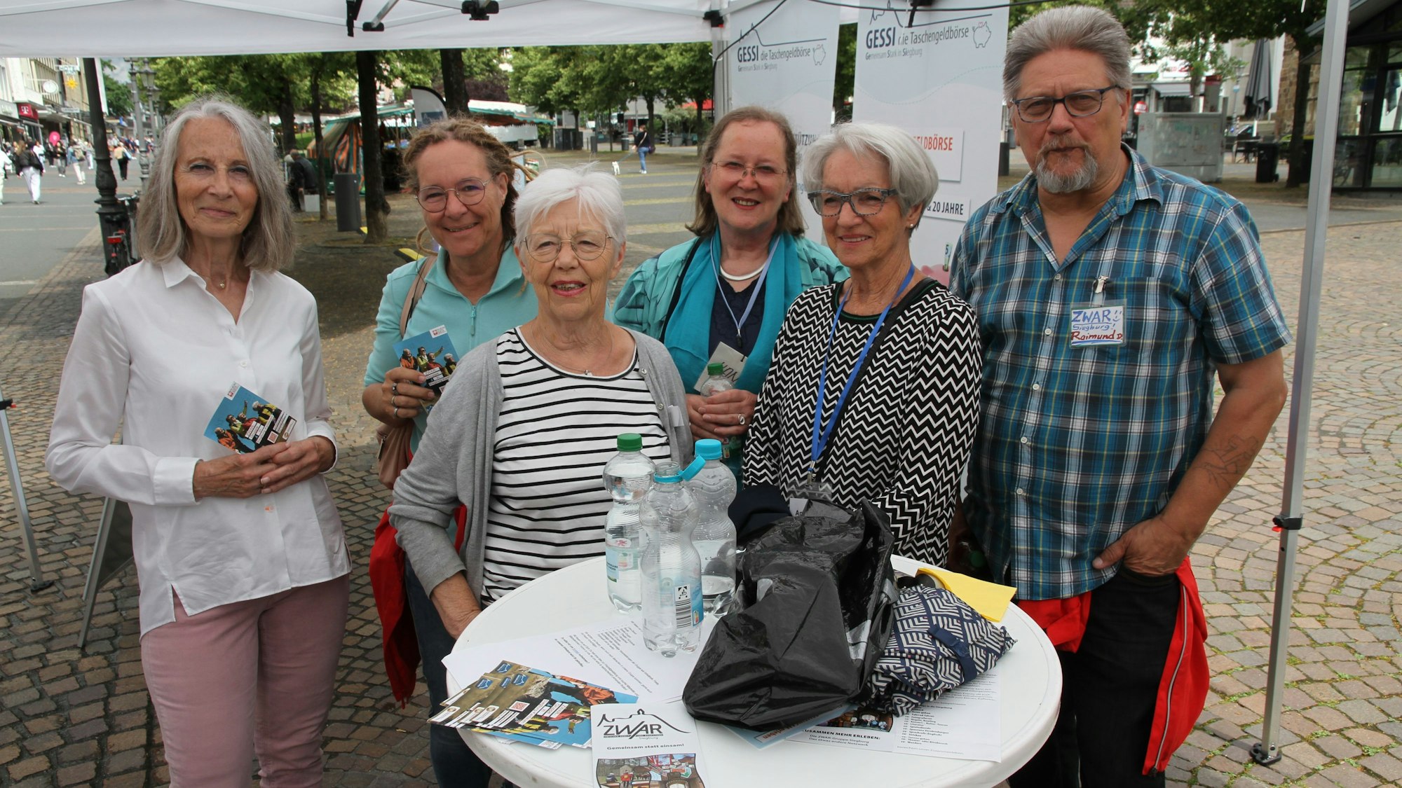 Fünf Frauen und ein Mann an einem Stehtisch