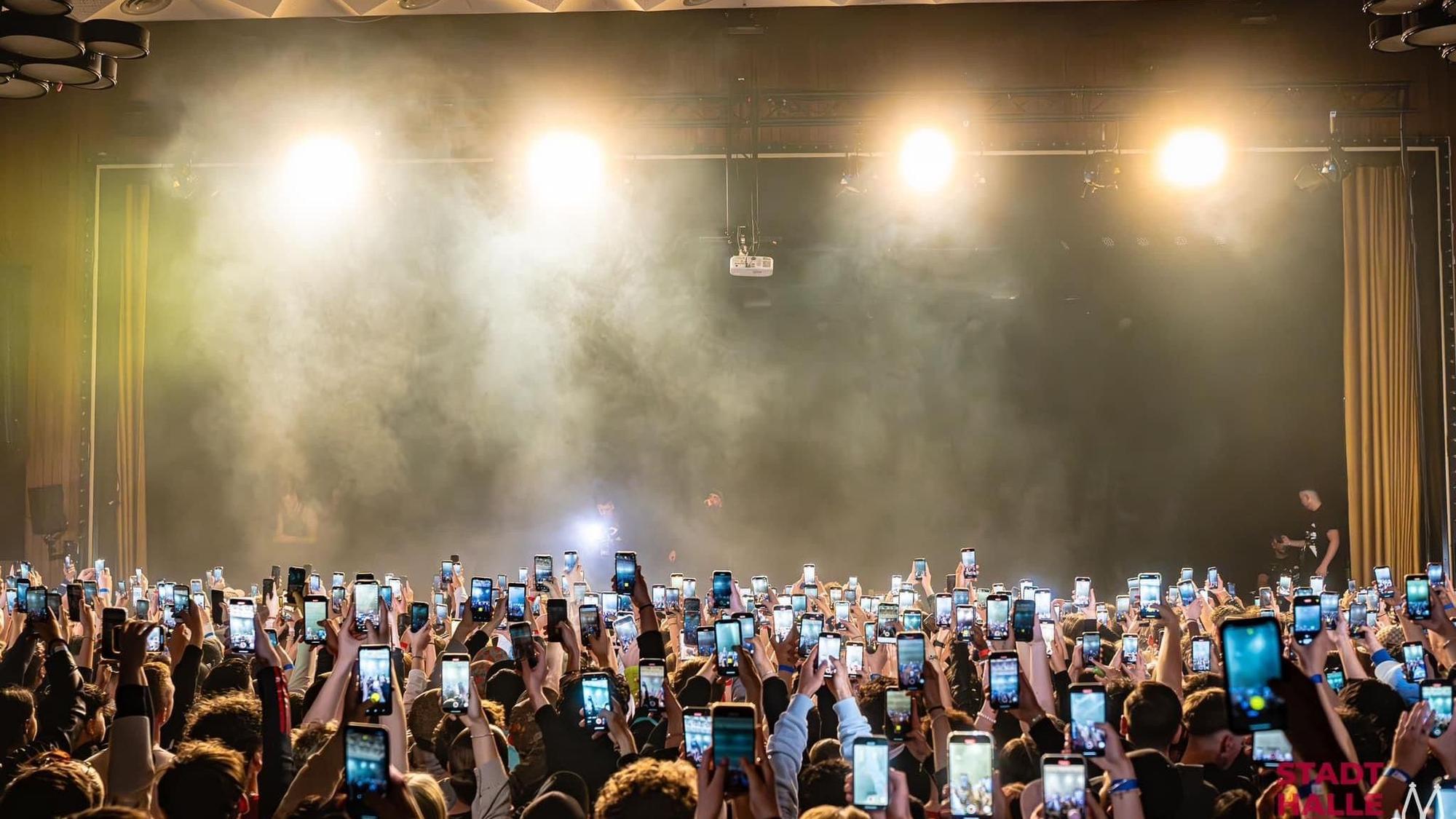 Alle Handys hoch: Teenies beim Konzert am Sonntag.