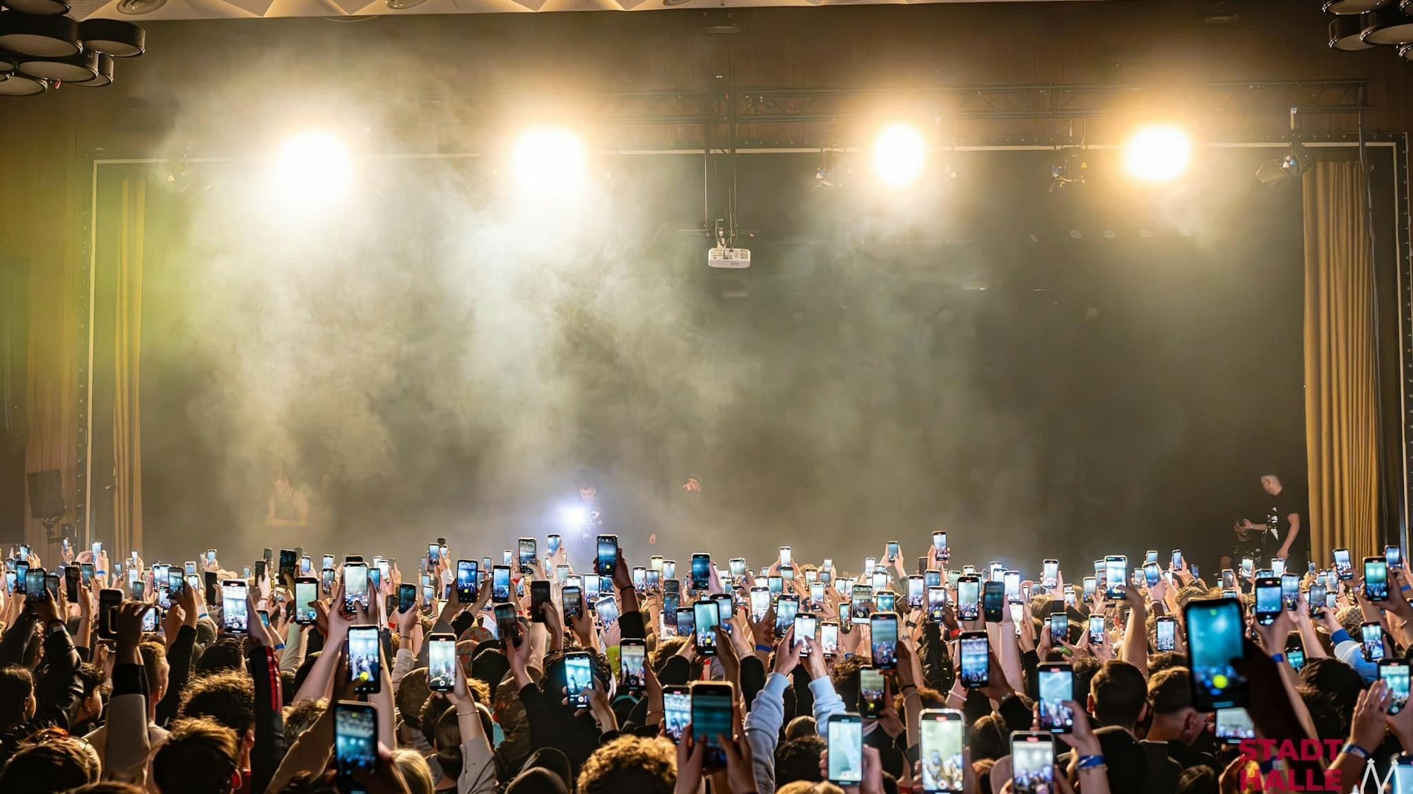 Alle Handys hoch: Teenies beim Konzert am Sonntag.
