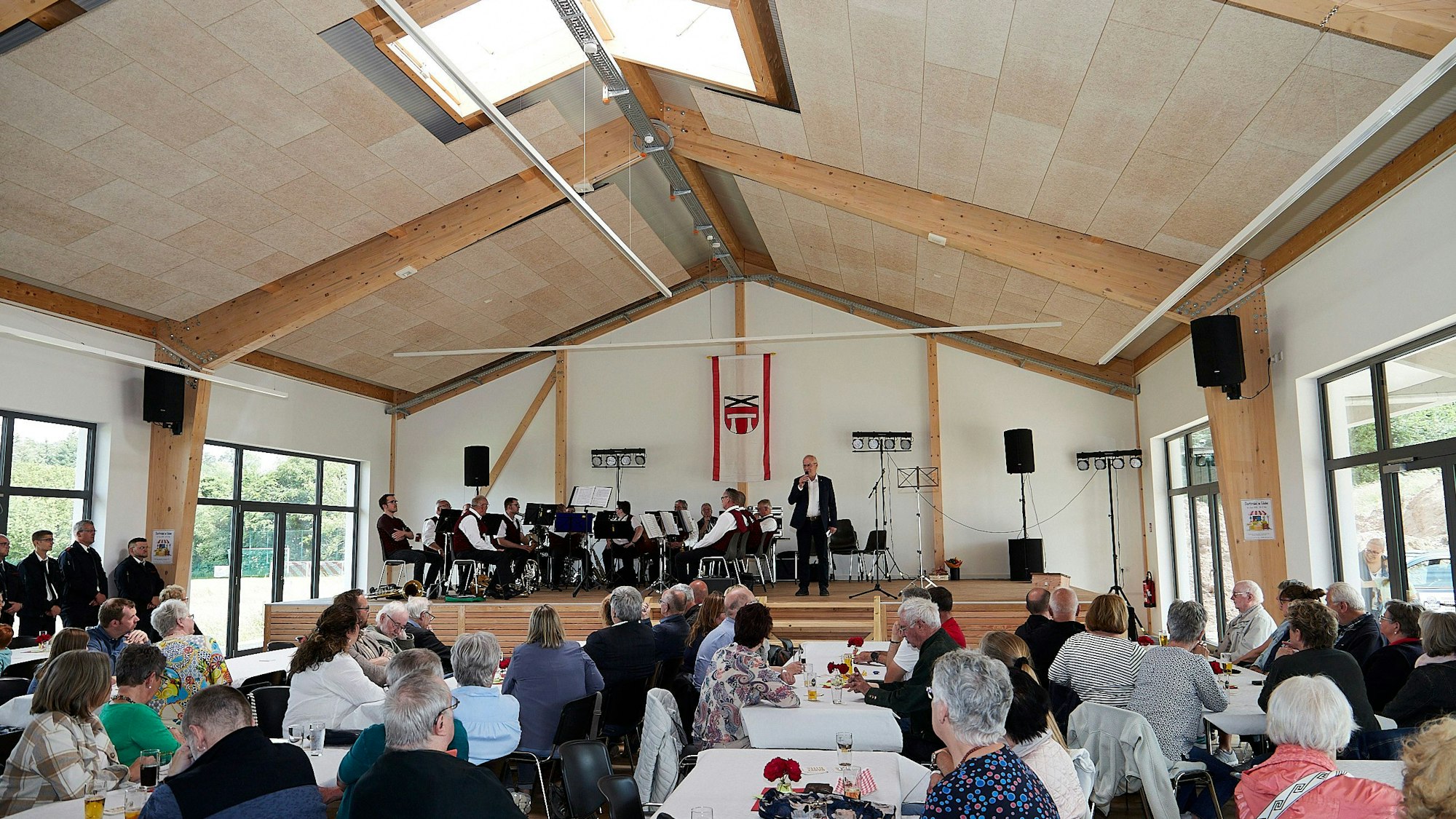 Die Eröffnungsrede in neuem Ambiente hielt Bürgermeister Hans-Peter Schick.