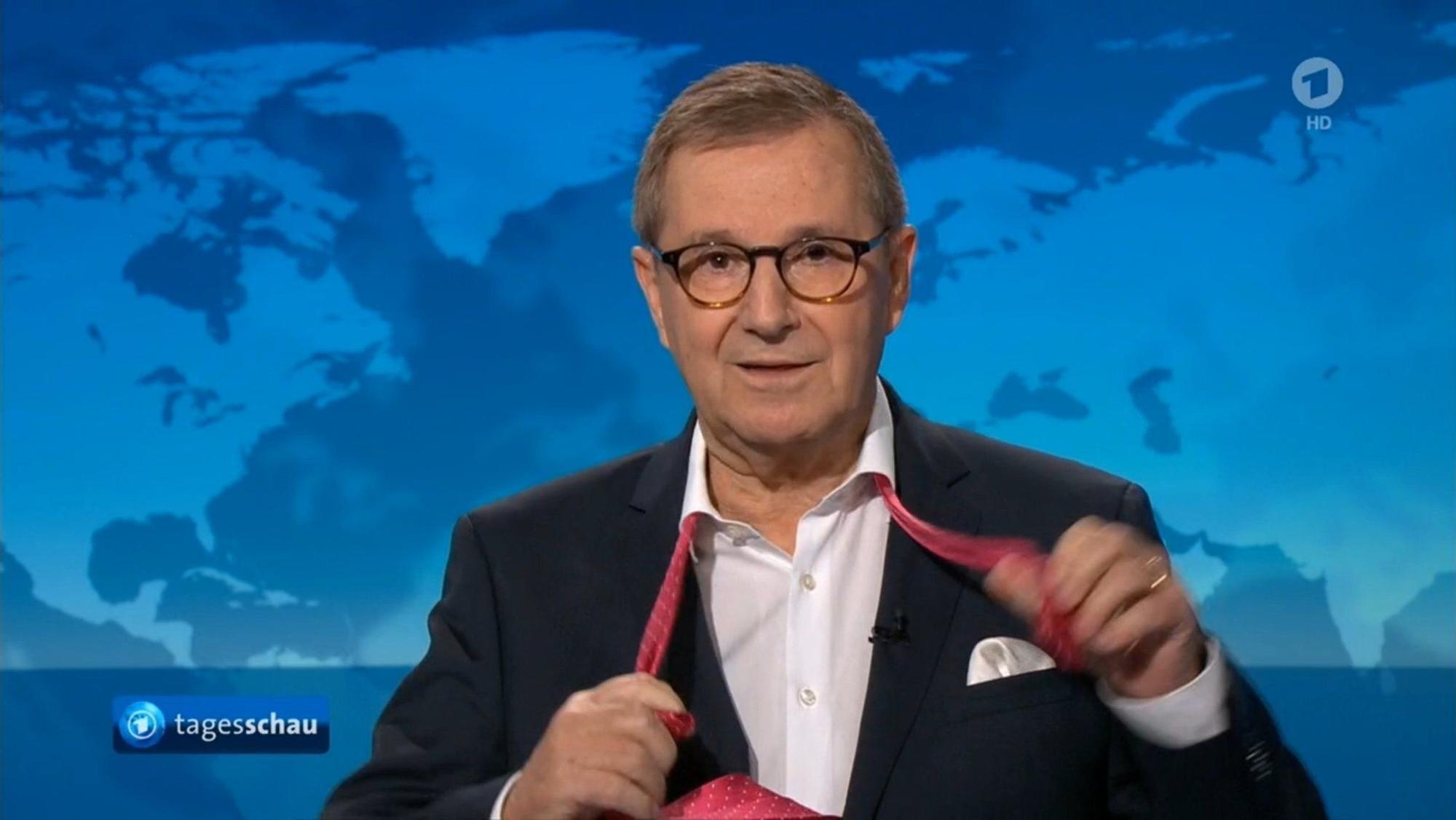 Jan Hofer, ehemaliger Chefsprecher der ‚Tagesschau‘, zog sich nach seiner letzten Nachrichtensendung die Krawatte aus (Screenshot).
