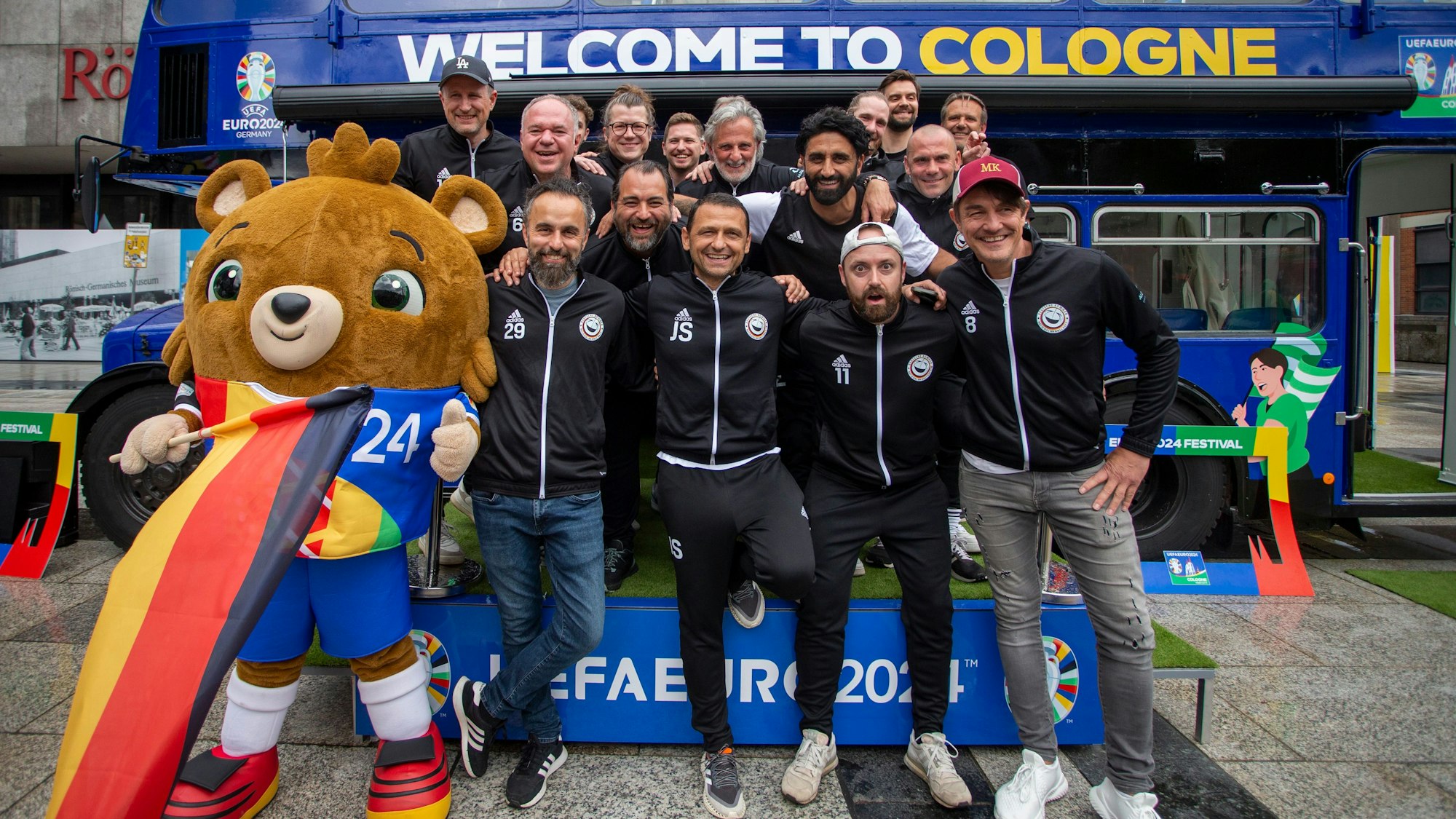 Das Team der Komiker-Nationalmannschaft um Kapitän Matze Knop (rechts).